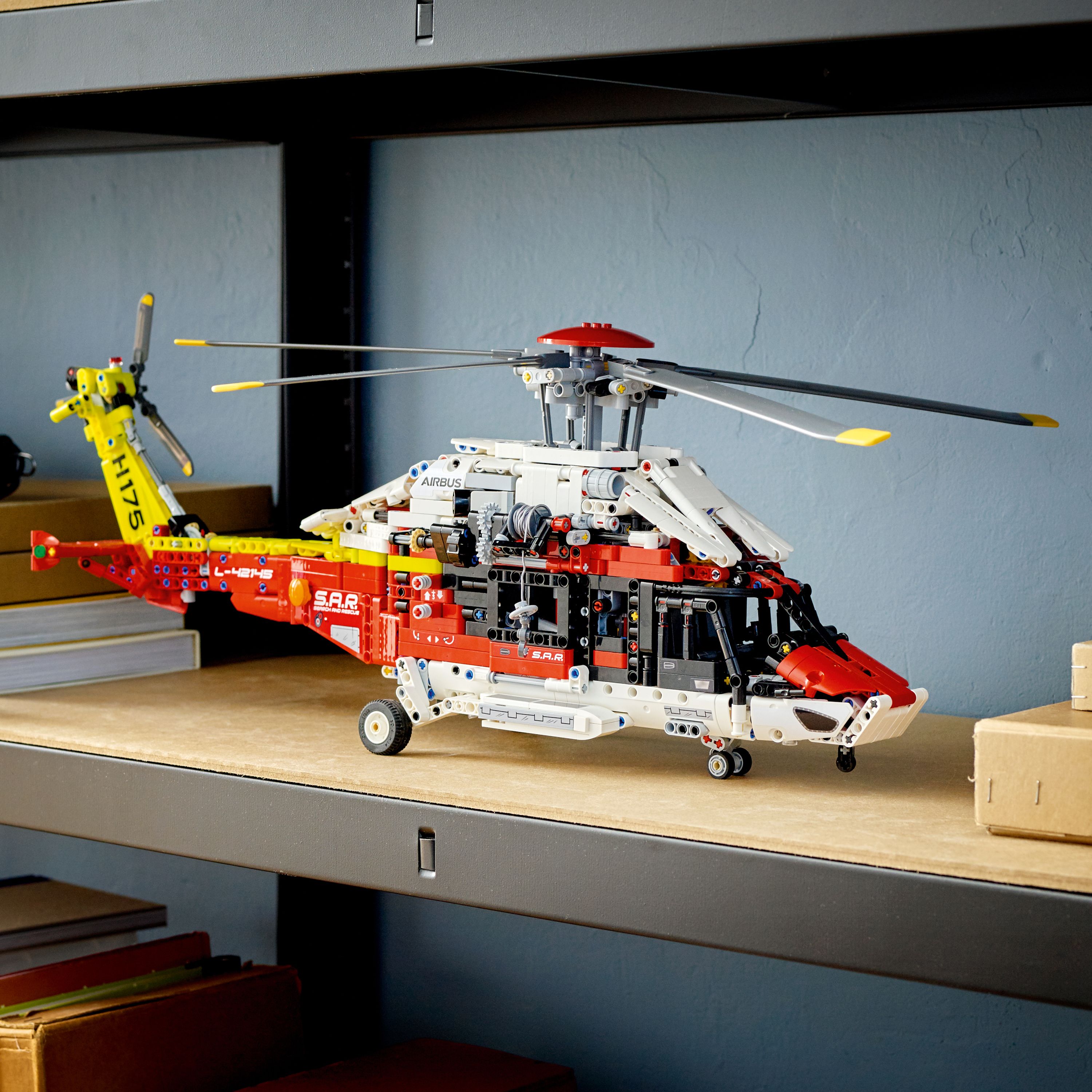 Конструктор LEGO Technic Спасательный вертолет Airbus H175, 2001 деталей (42145) - фото 5