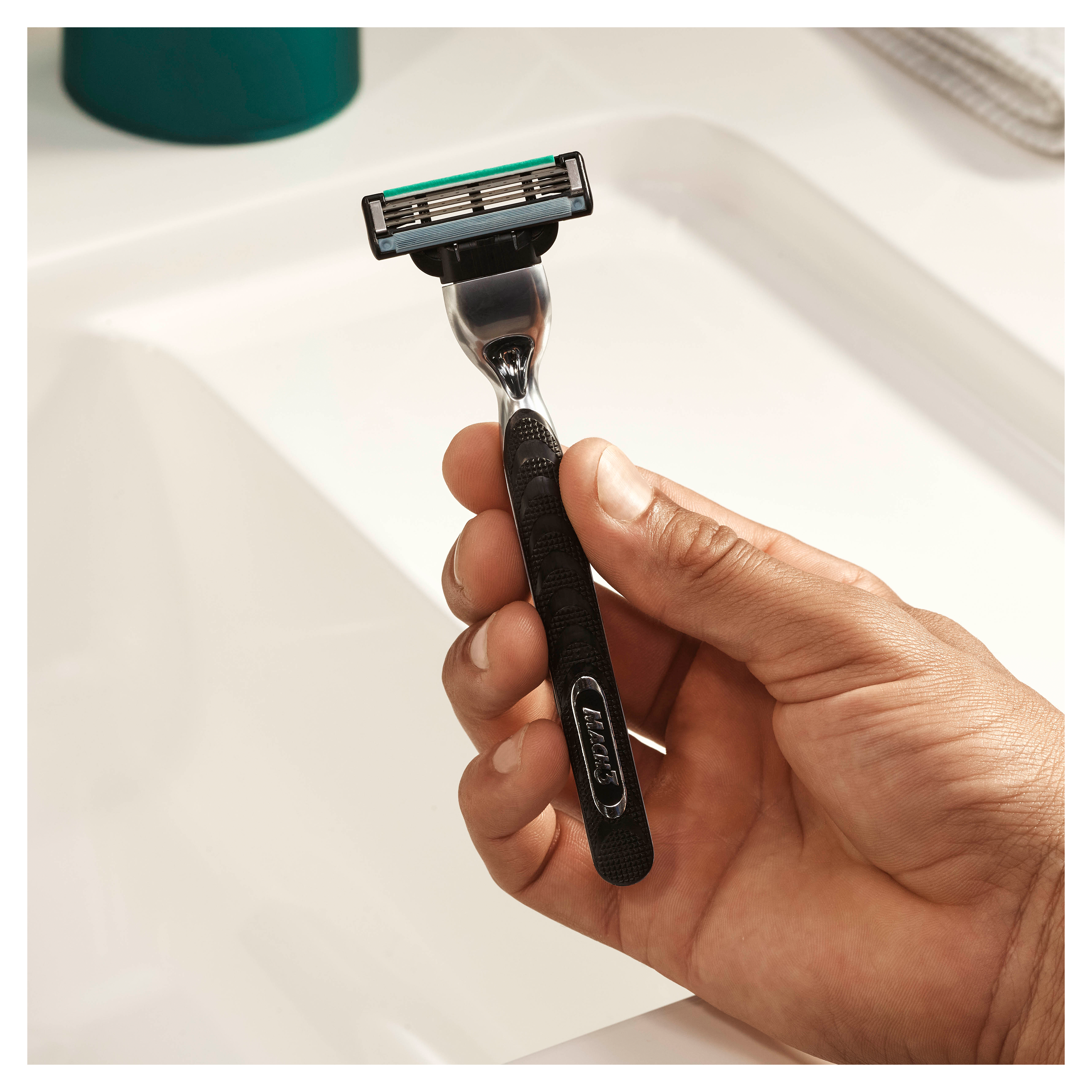 Подарунковий набір Gillette: Бритва Mach3 з 1 змінною касетою + Піна для гоління Sensitive Skin Shave Foam For Men 100 мл - фото 4