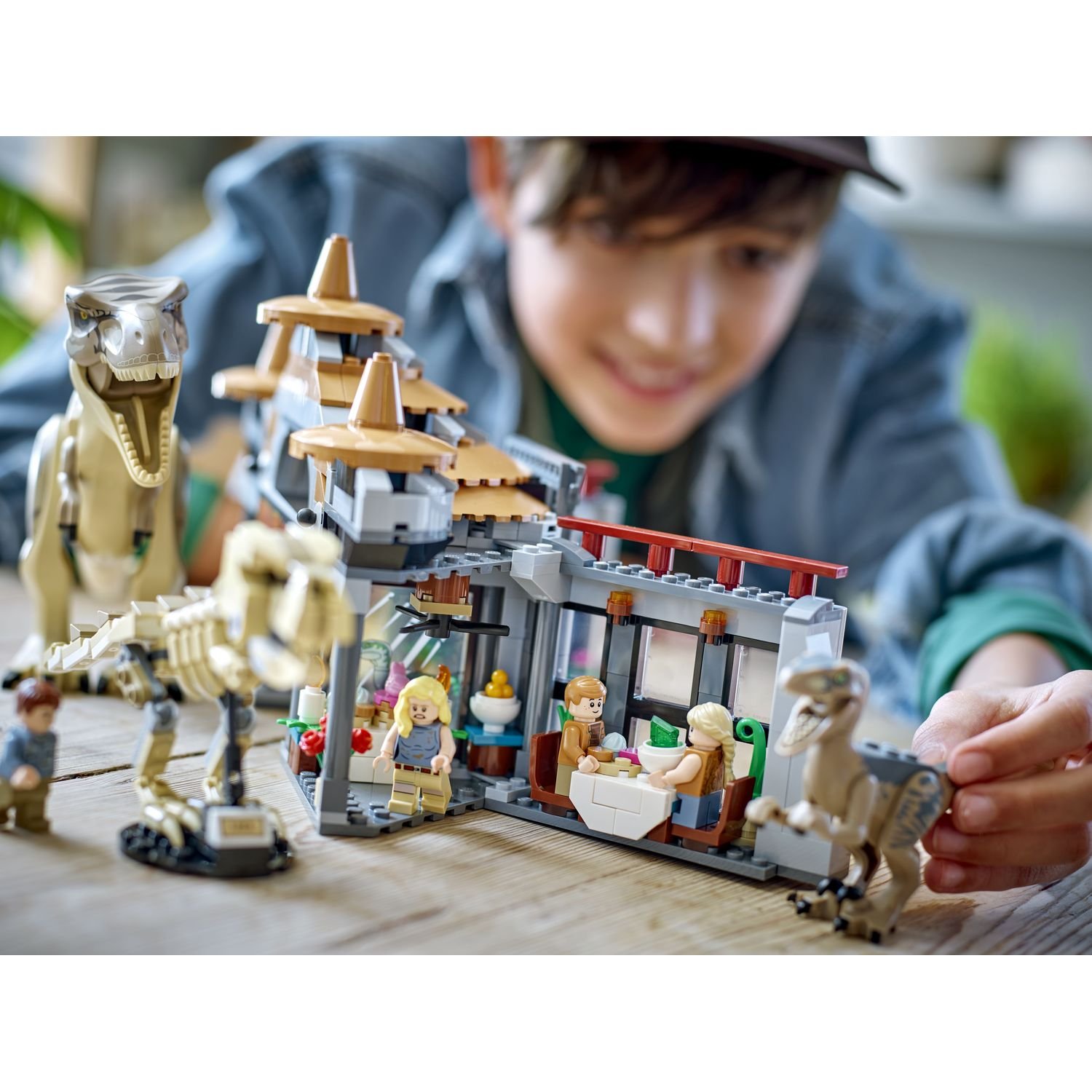 Конструктор LEGO Jurassic World Центр для відвідувачів: Атака тиранозавра та раптора, 693 деталі (76961) - фото 13