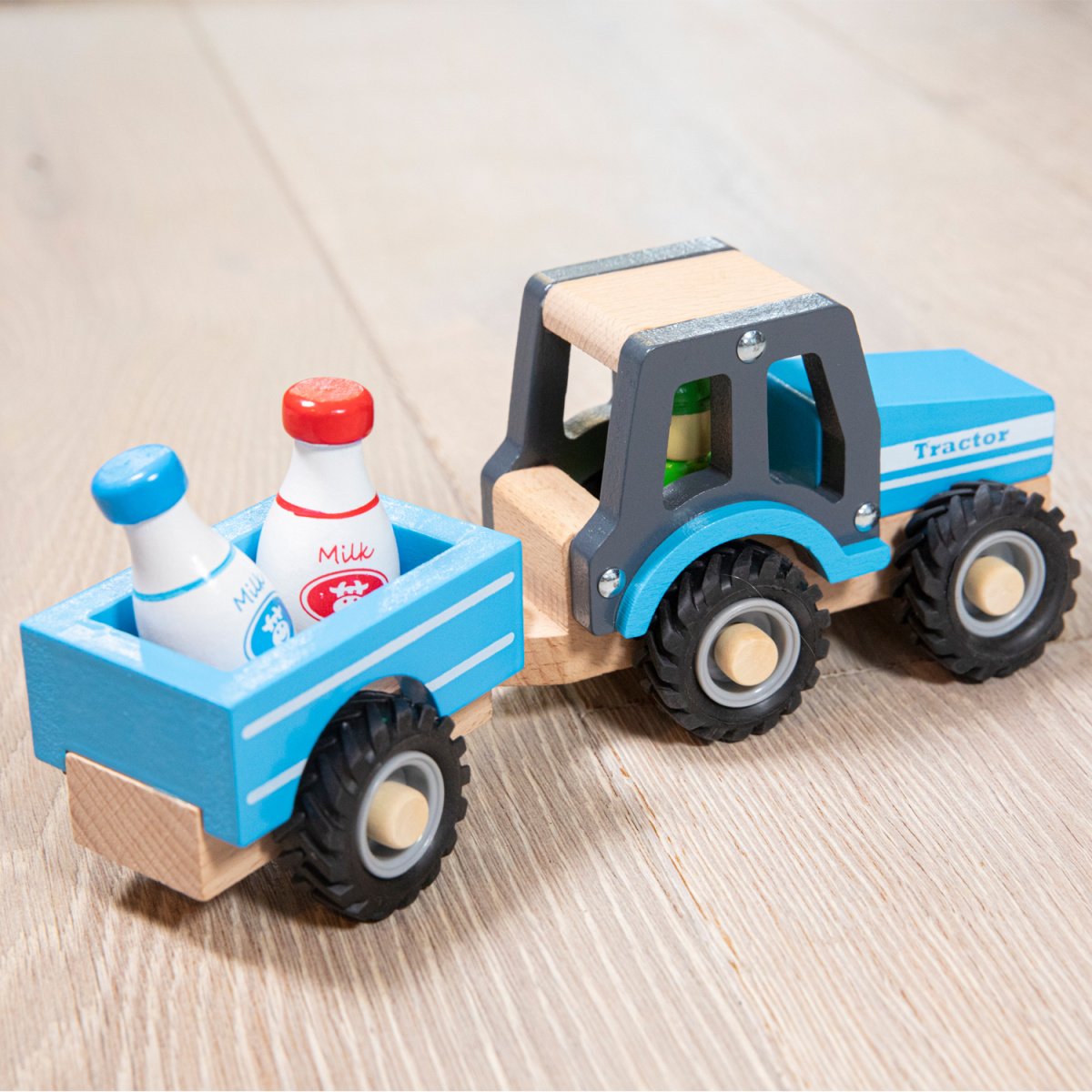Игрушечный трактор New Classic Toys с прицепом и молоком, голубой (11942) - фото 3