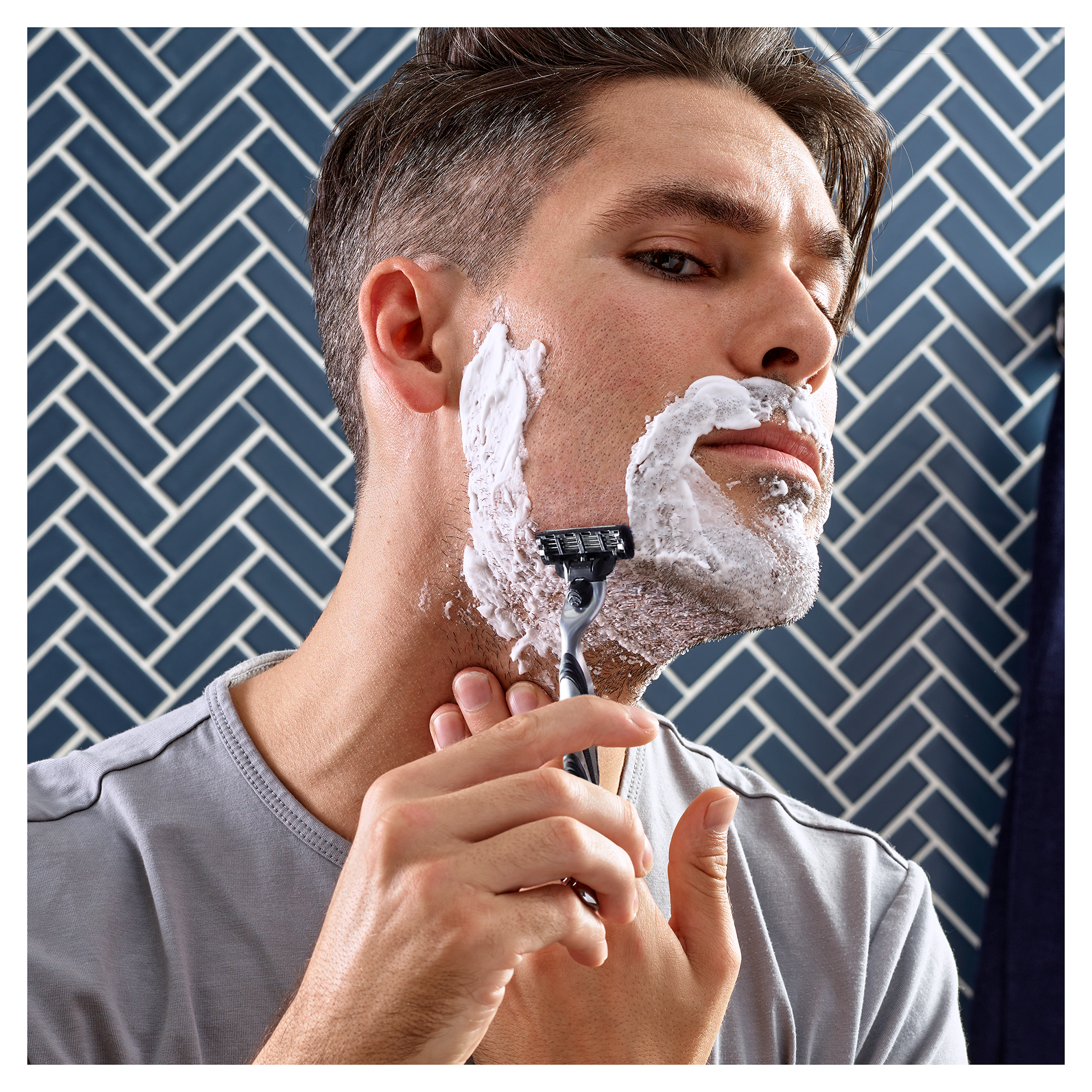Подарунковий набір Gillette: Бритва Mach3 з 1 змінною касетою + Піна для гоління Sensitive Skin Shave Foam For Men 100 мл - фото 3