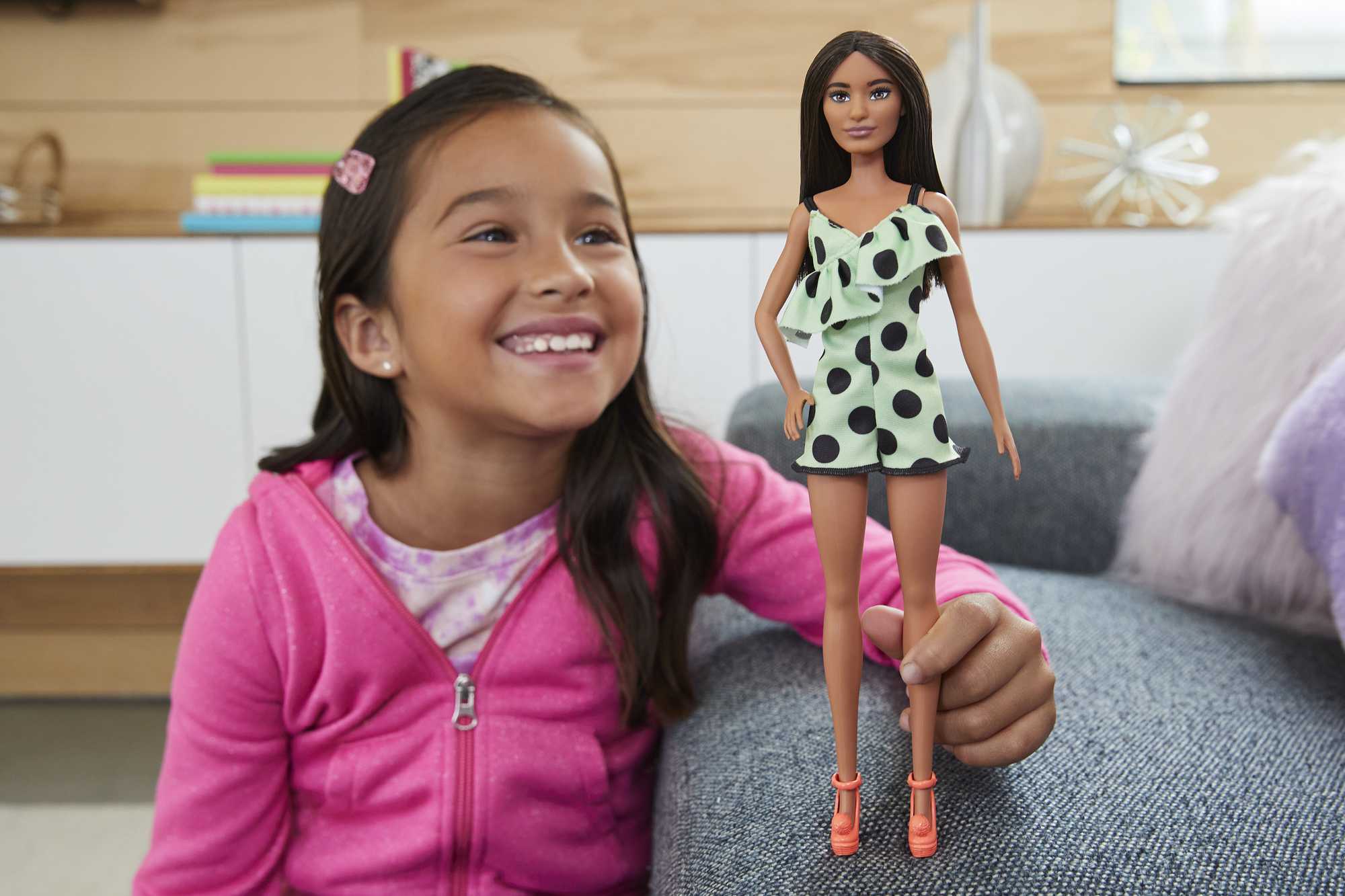 Кукла Barbie Модница в комбинезоне цвета лайм в горошек (HJR99) - фото 6