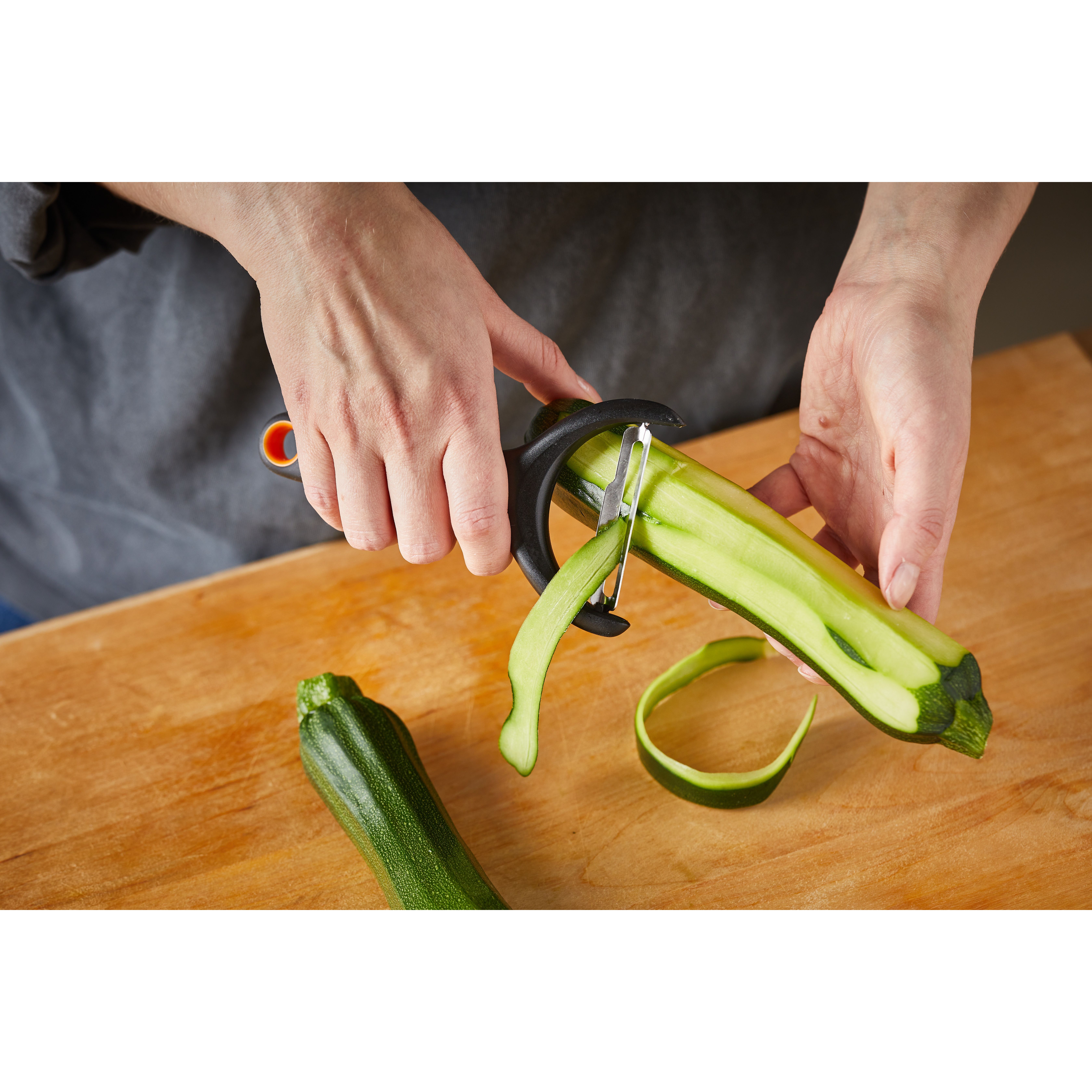 Нож для чистки овощей Fiskars Form с подвижным поперечным лезвием (1016122) - фото 9