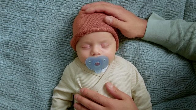 Пустышка силиконовая Philips Avent Soothie для новорожденных, 0-6 месяцев, голубой, 2 шт. (SCF099/21) - фото 11