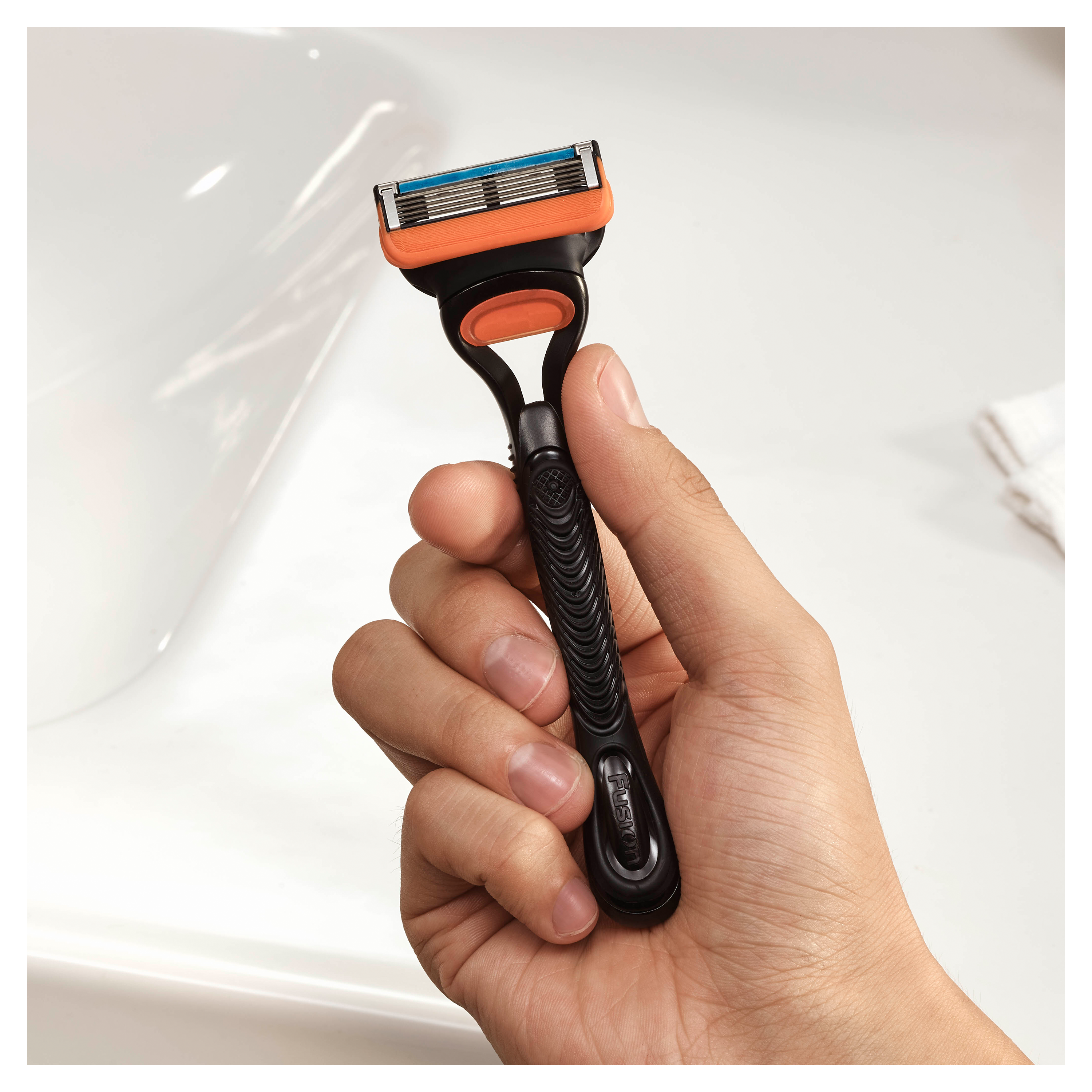 Подарунковий набір для чоловіків Gillette: Бритва Fusion5 + Гель для гоління 200 мл - фото 6