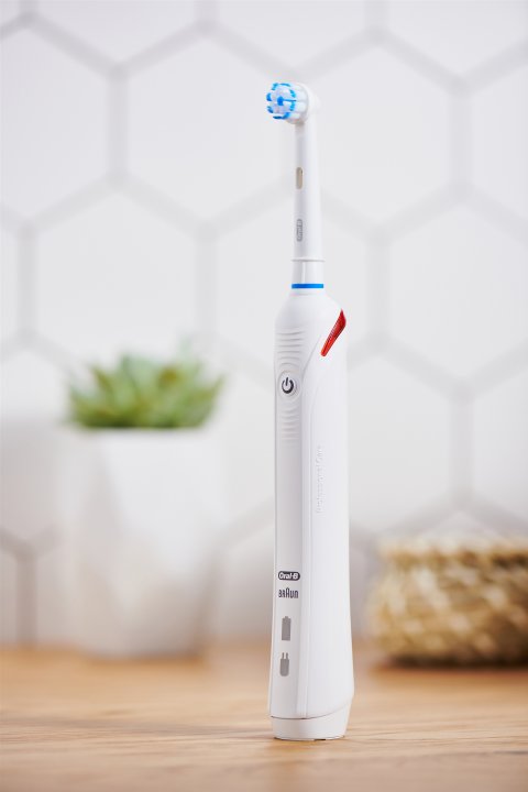Електрична зубна щітка Oral-B Pro2 Sensi Ultrathin White - фото 10