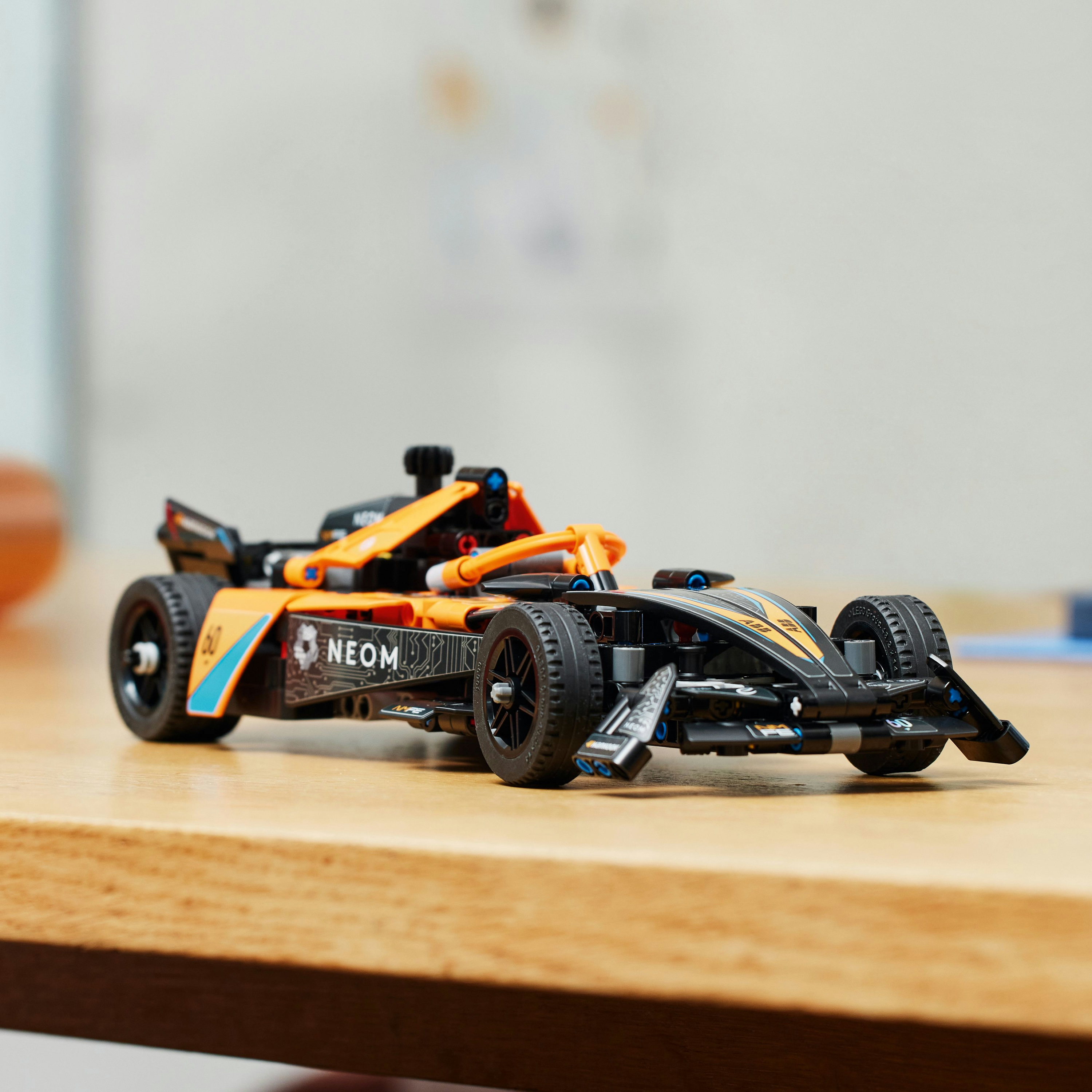 Конструктор LEGO Technic Автомобиль для гонки NEOM McLaren Formula E 452 детали (42169) - фото 5
