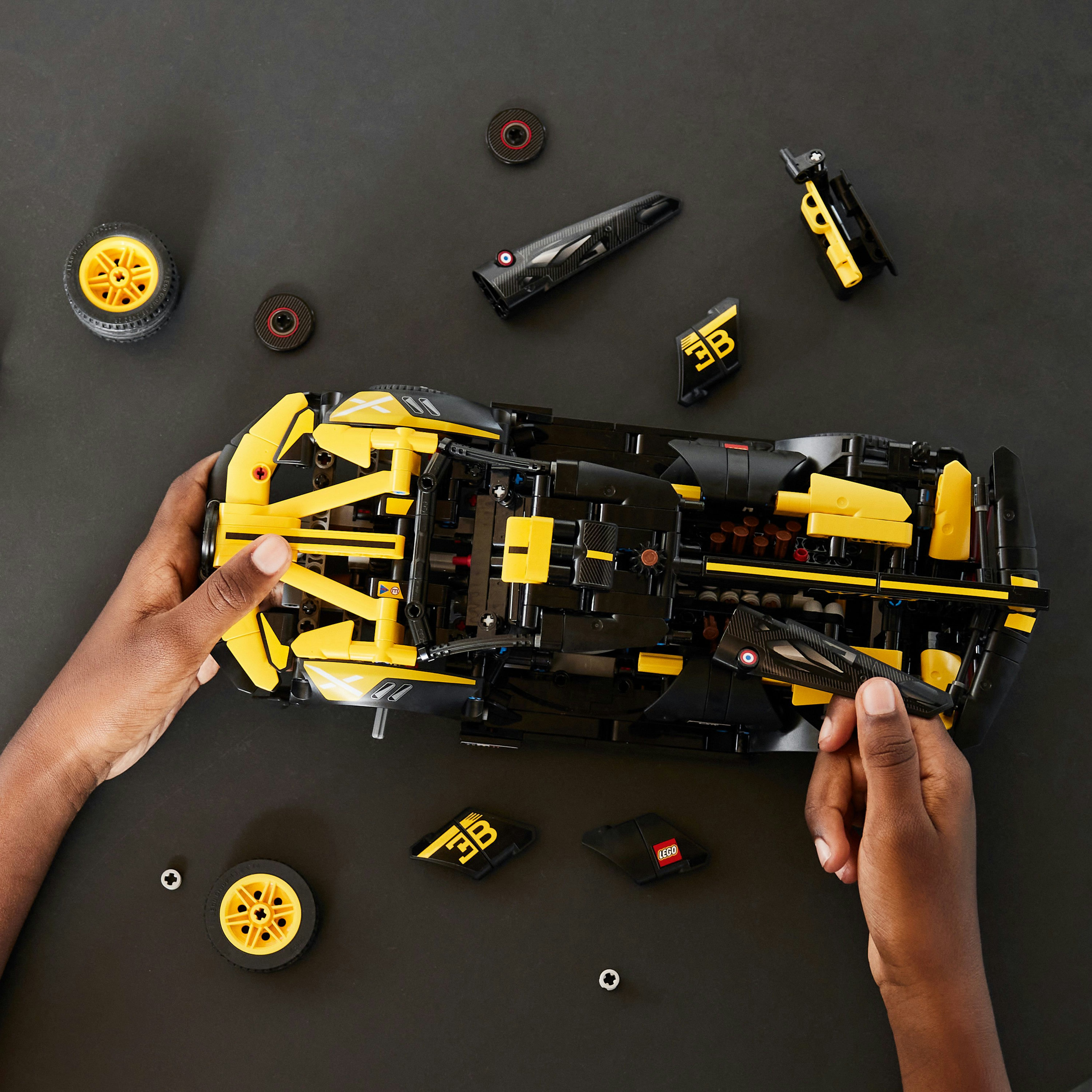 Конструктор LEGO Technic Bugatti Bolide, 905 деталей (42151) - фото 5