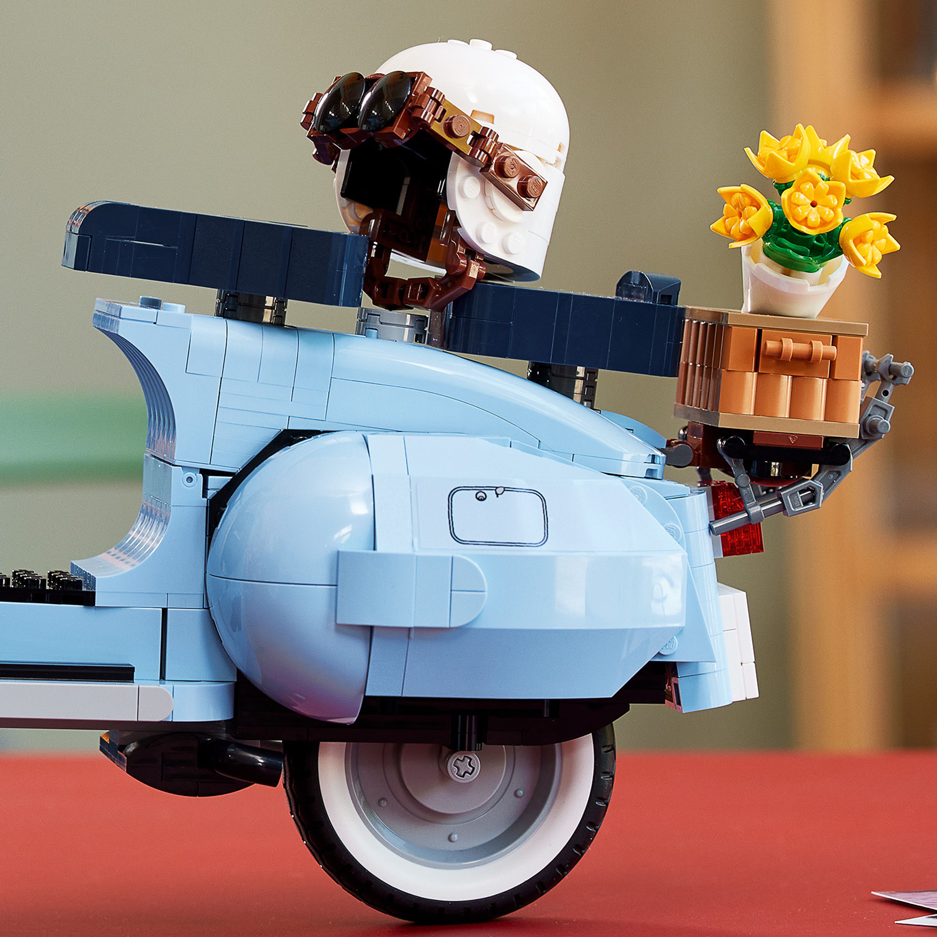 Конструктор LEGO Creator expert Vespa 125, 1106 деталей (10298) - фото 8