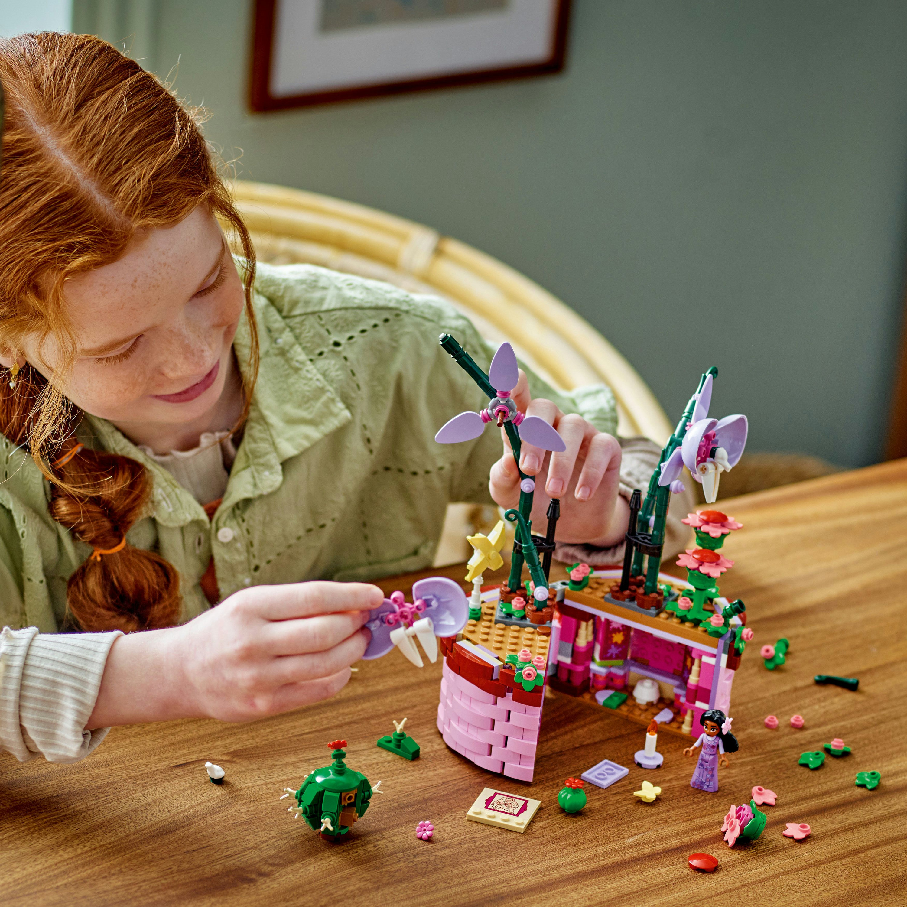 Конструктор LEGO Disney Цветочный горшок Изабеллы 641 деталь (43237) - фото 3
