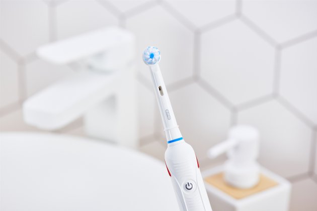 Електрична зубна щітка Oral-B Pro2 Sensi Ultrathin White - фото 8