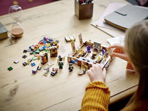 Уцінка. Конструктор LEGO Harry Potter Чарівна валіза Хогвартсу 603 деталей (76399) - фото 12