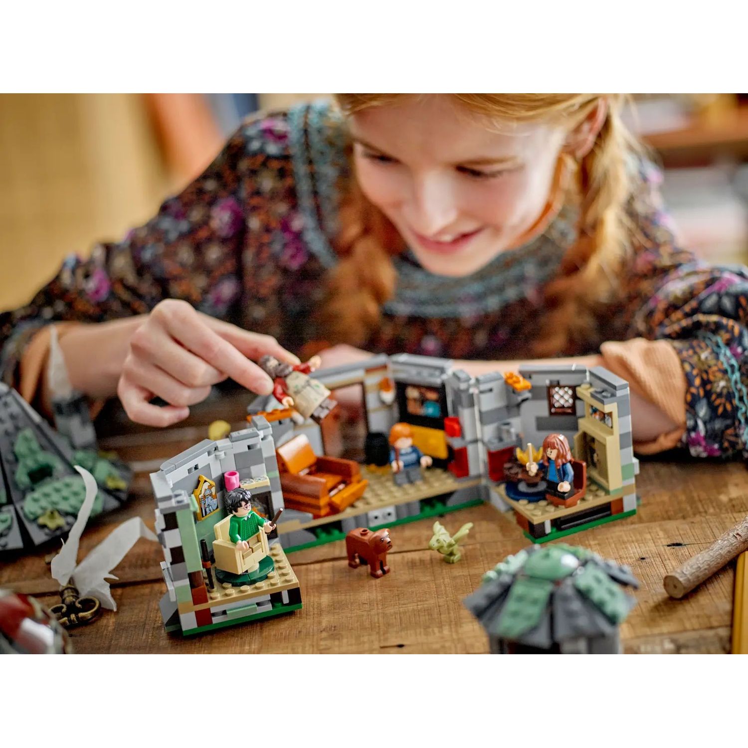 Конструктор LEGO Harry Potter Хатинка Геґріда: Несподівані гості 896 деталей (76428) - фото 12