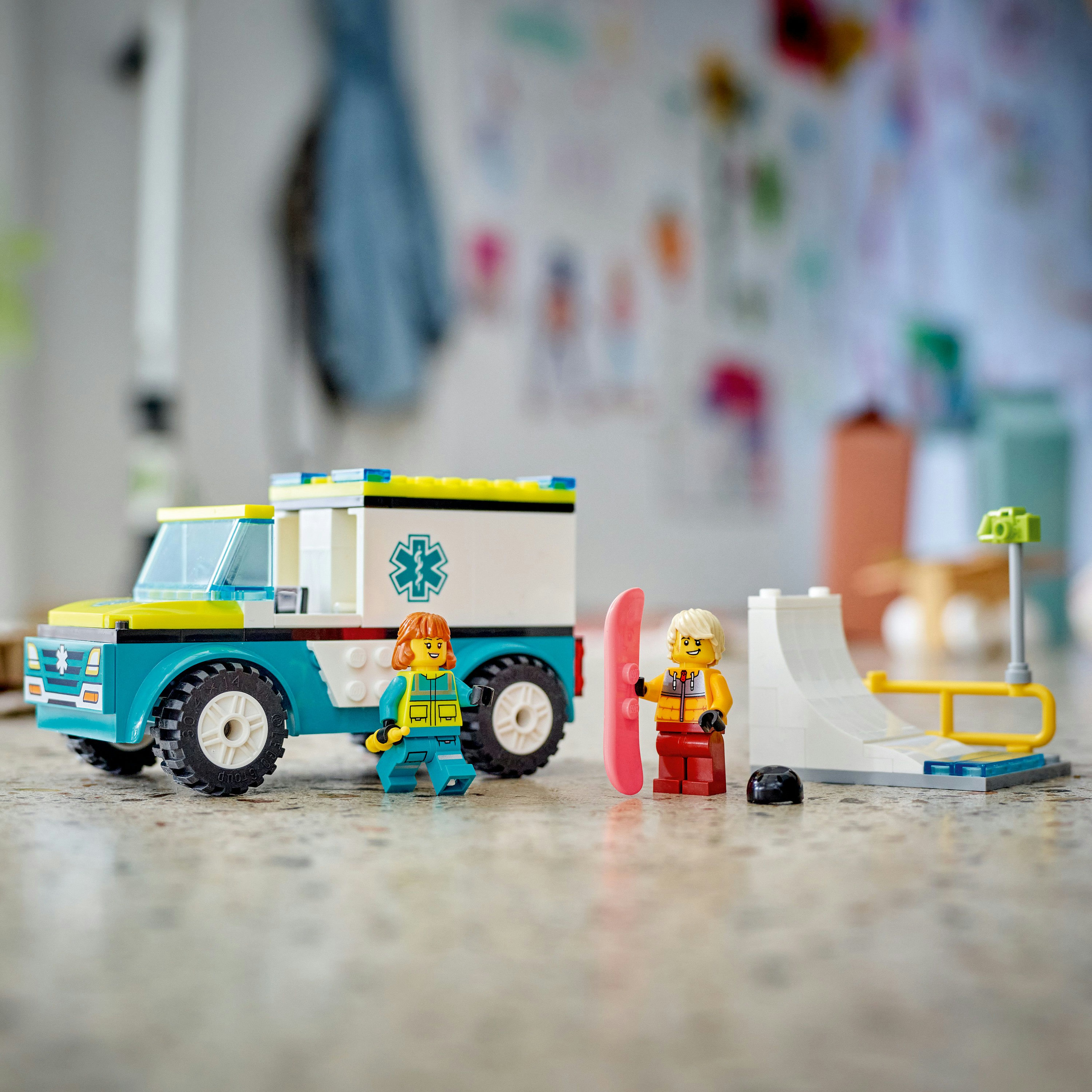 Конструктор LEGO City Карета скорой помощи и сноубордист 79 деталей (60403) - фото 4