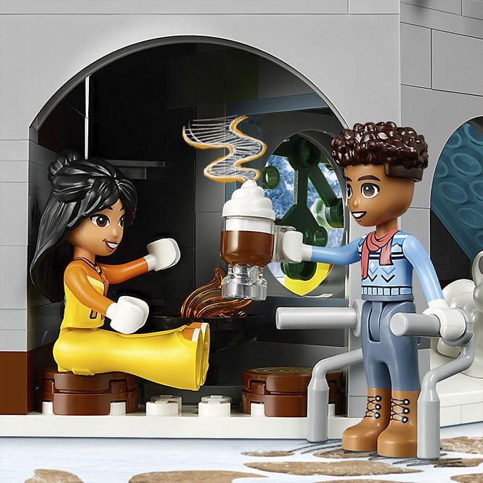 Конструктор LEGO Friends Святкова гірськолижна траса й кафе, 980 деталей (41756) - фото 4