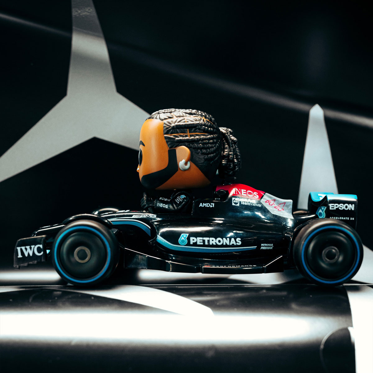 Игровая фигурка Funko Pop Формула-1 Льюис Гамильтон на машине (75797) - фото 5