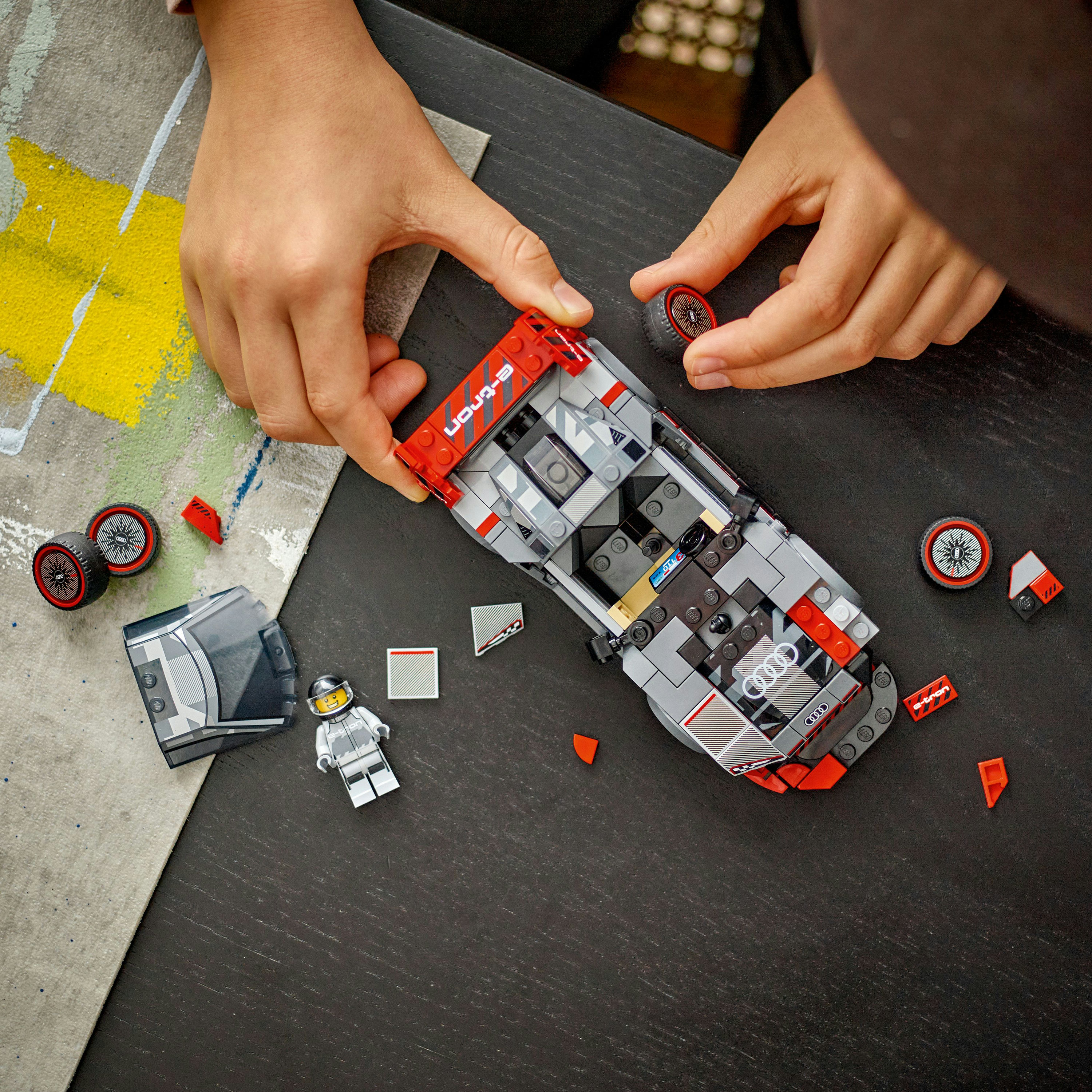 Конструктор LEGO Speed ​​Champions Автомобиль для гонки Audi S1 ​​e-tron quattro 274 детали (76921) - фото 3