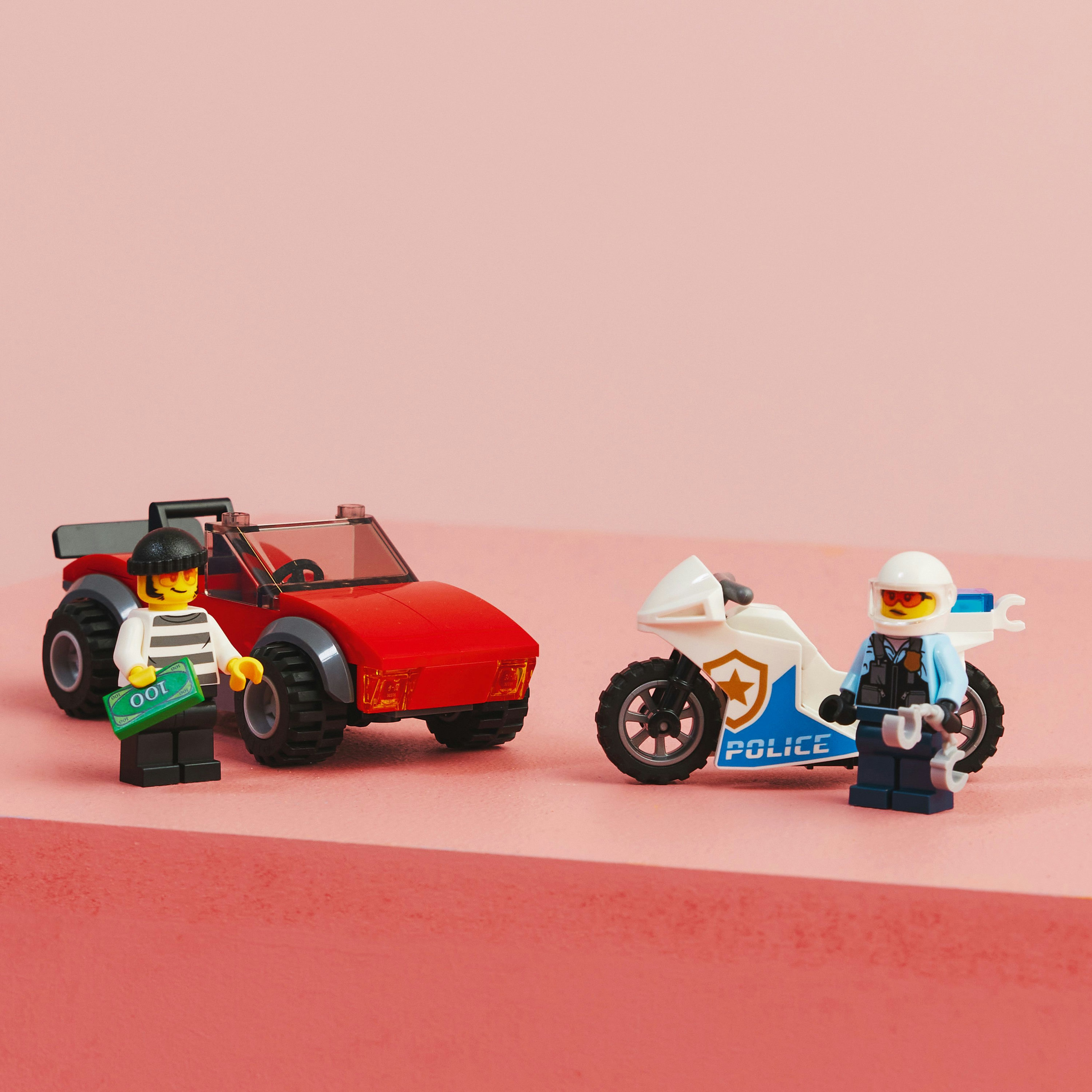 Конструктор LEGO City Переслідування автомобіля на поліцейському мотоциклі, 59 деталей (60392) - фото 8