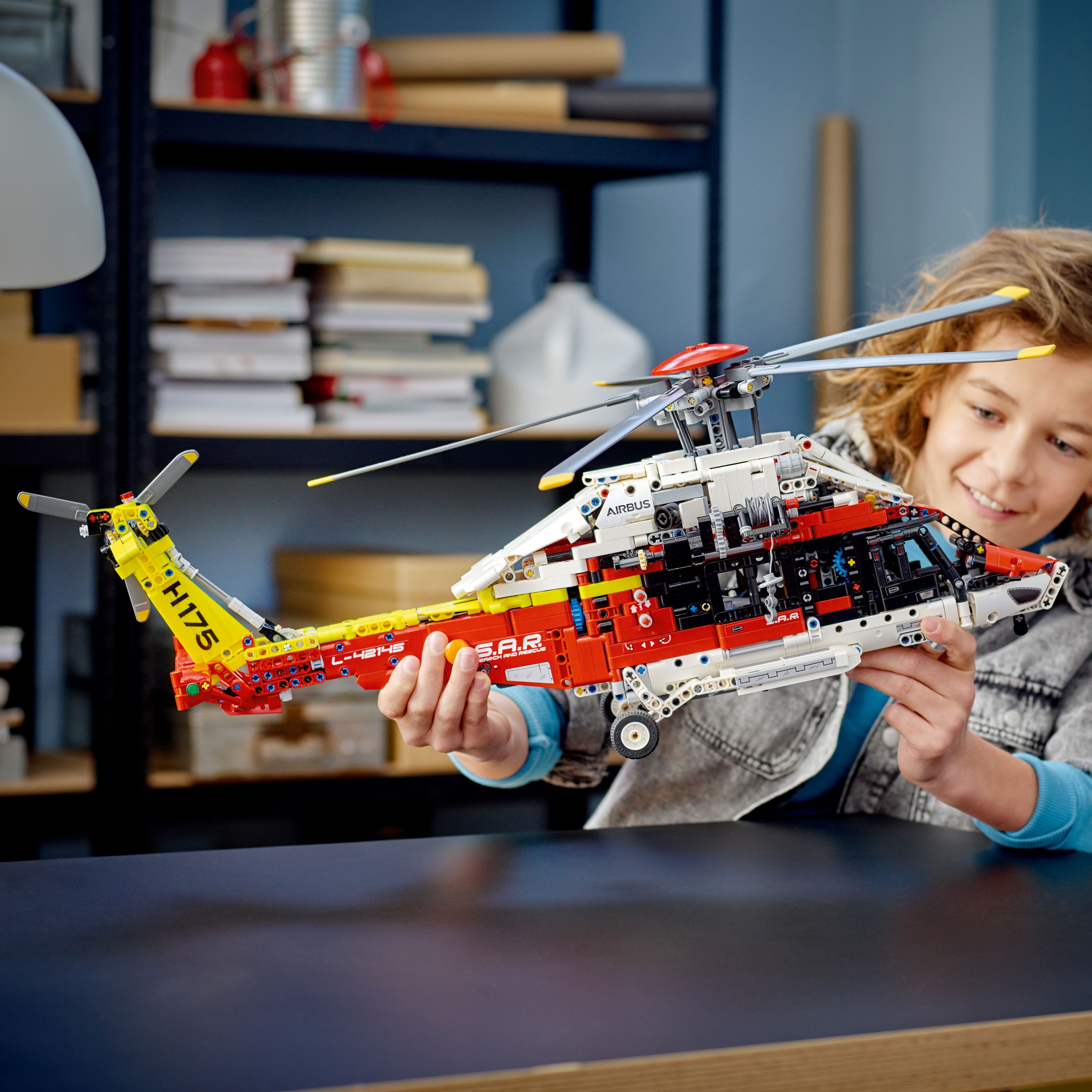 Конструктор LEGO Technic Спасательный вертолет Airbus H175, 2001 деталей (42145) - фото 3