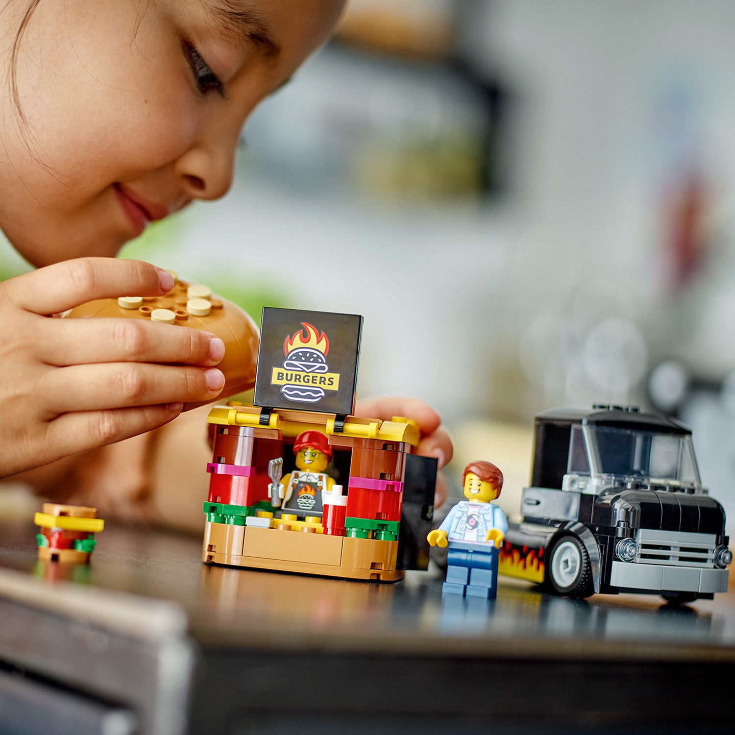 Конструктор LEGO City Грузовик с гамбургерами 194 деталей (60404) - фото 3