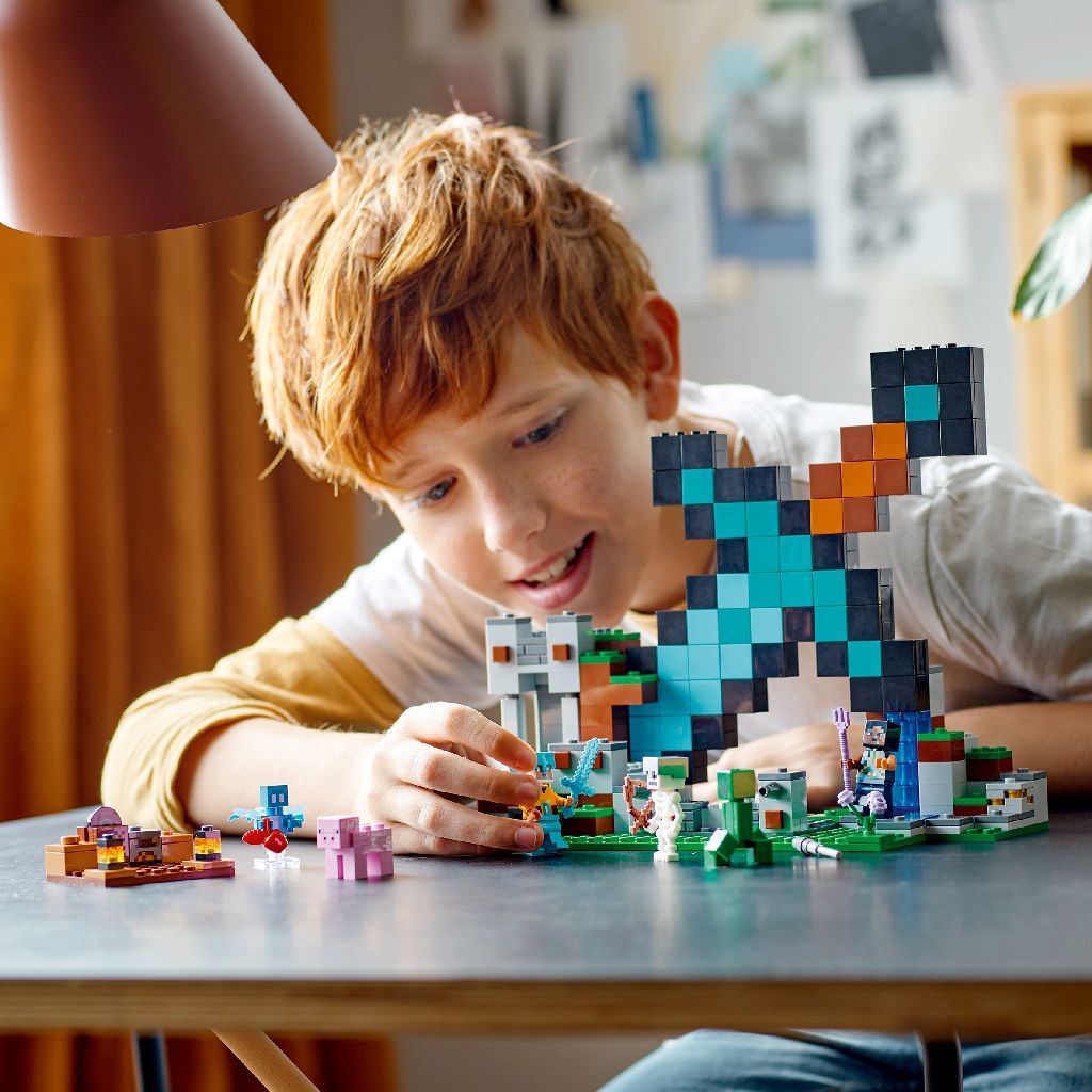 Конструктор LEGO Minecraft Форпост с мечом 427 деталей (21244) - фото 7