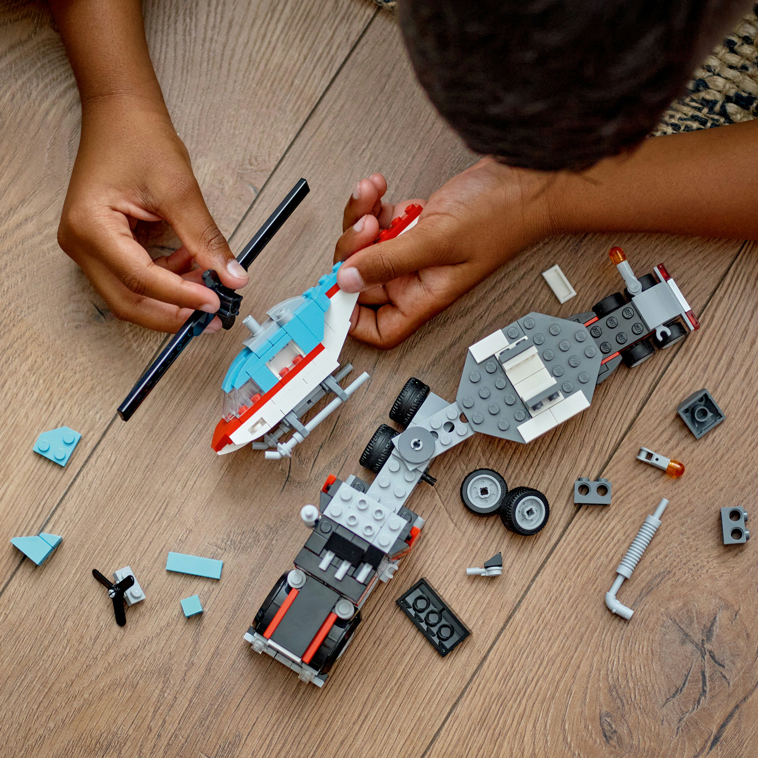 Конструктор LEGO Creator Бортовой грузовик с вертолетом 270 детали (31146) - фото 3