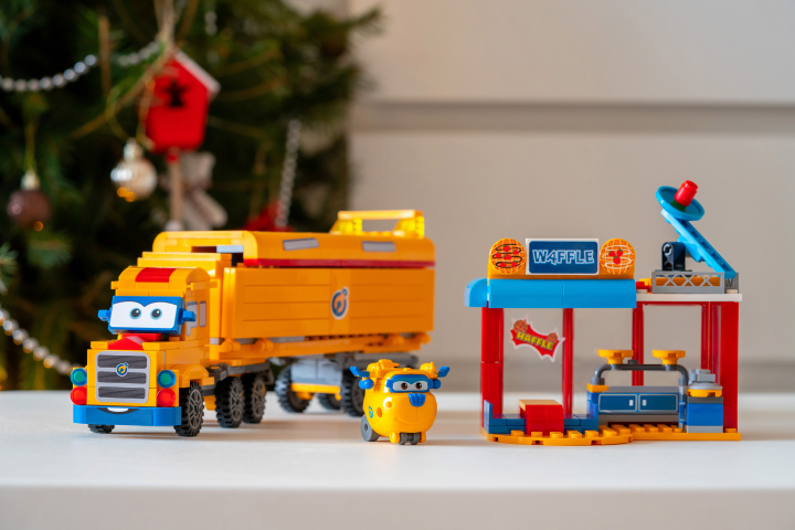 Конструктор Super Wings Small Blocks Buildable Vehicle Set Грузовик и магазин, 414 деталей (EU385008) - фото 5