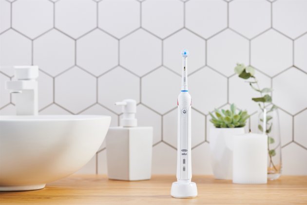 Електрична зубна щітка Oral-B Pro2 Sensi Ultrathin White - фото 11