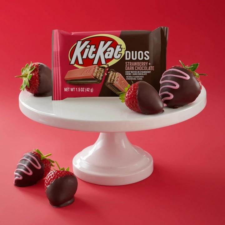 Батончик Kit Kat Duos Strawberry and Dark Chocolate Candy Bar 42 г - фото 3