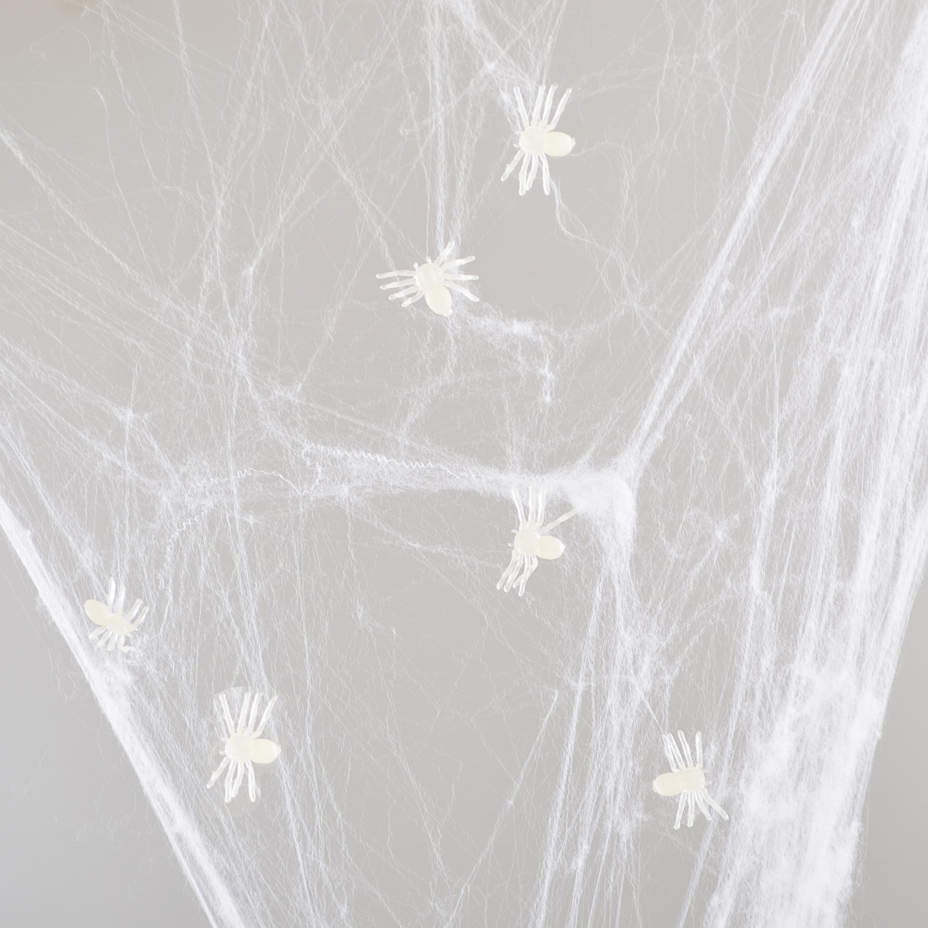 Набір декору Yes! Fun Halloween Павуки світяться у темряві, 50 шт., білий (973278) - фото 2