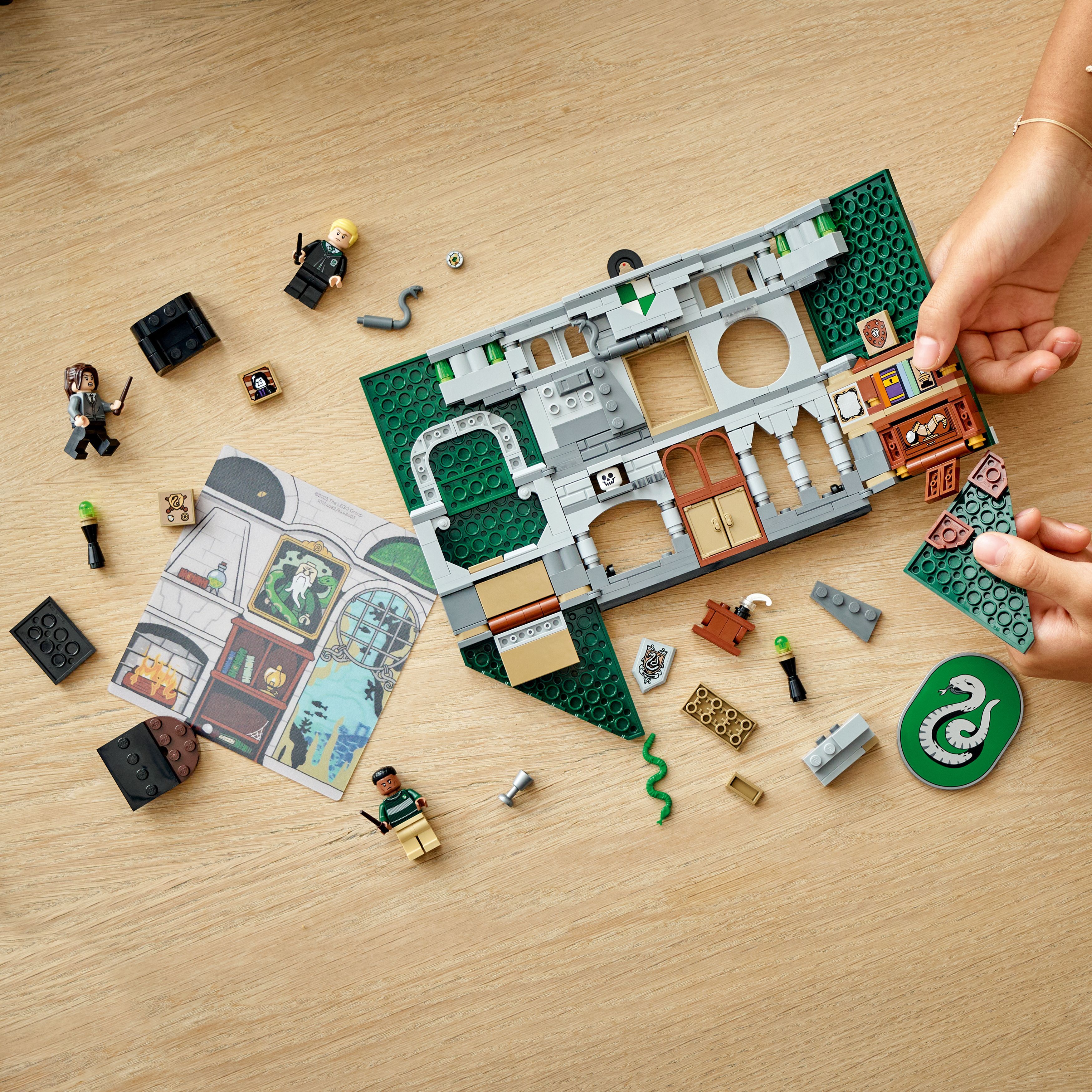 Конструктор LEGO Harry Potter Флаг общежития Слизерин, 349 деталей (76410) - фото 9