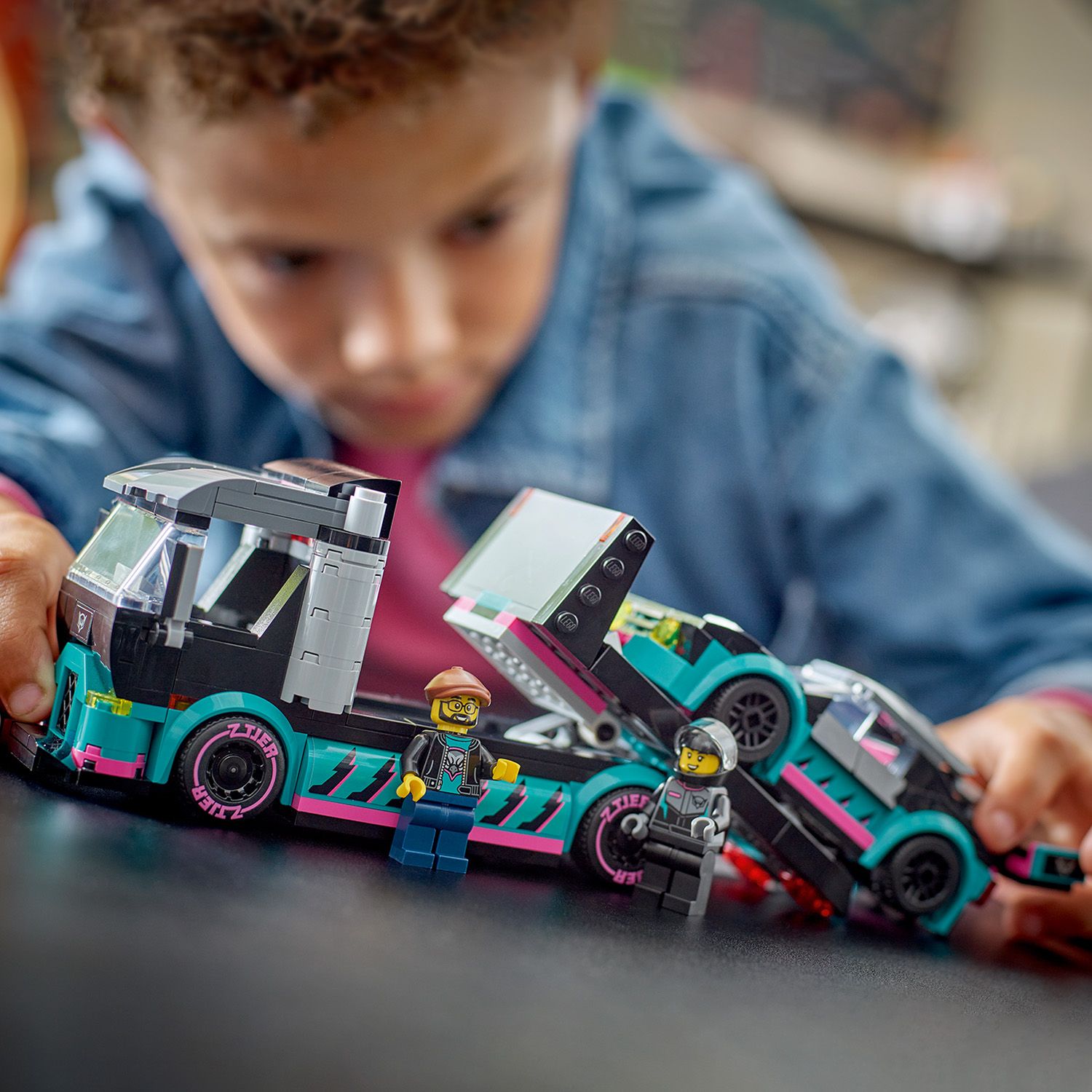Конструктор LEGO City Автомобіль для перегонів й автовоз 328 деталей (60406) - фото 4