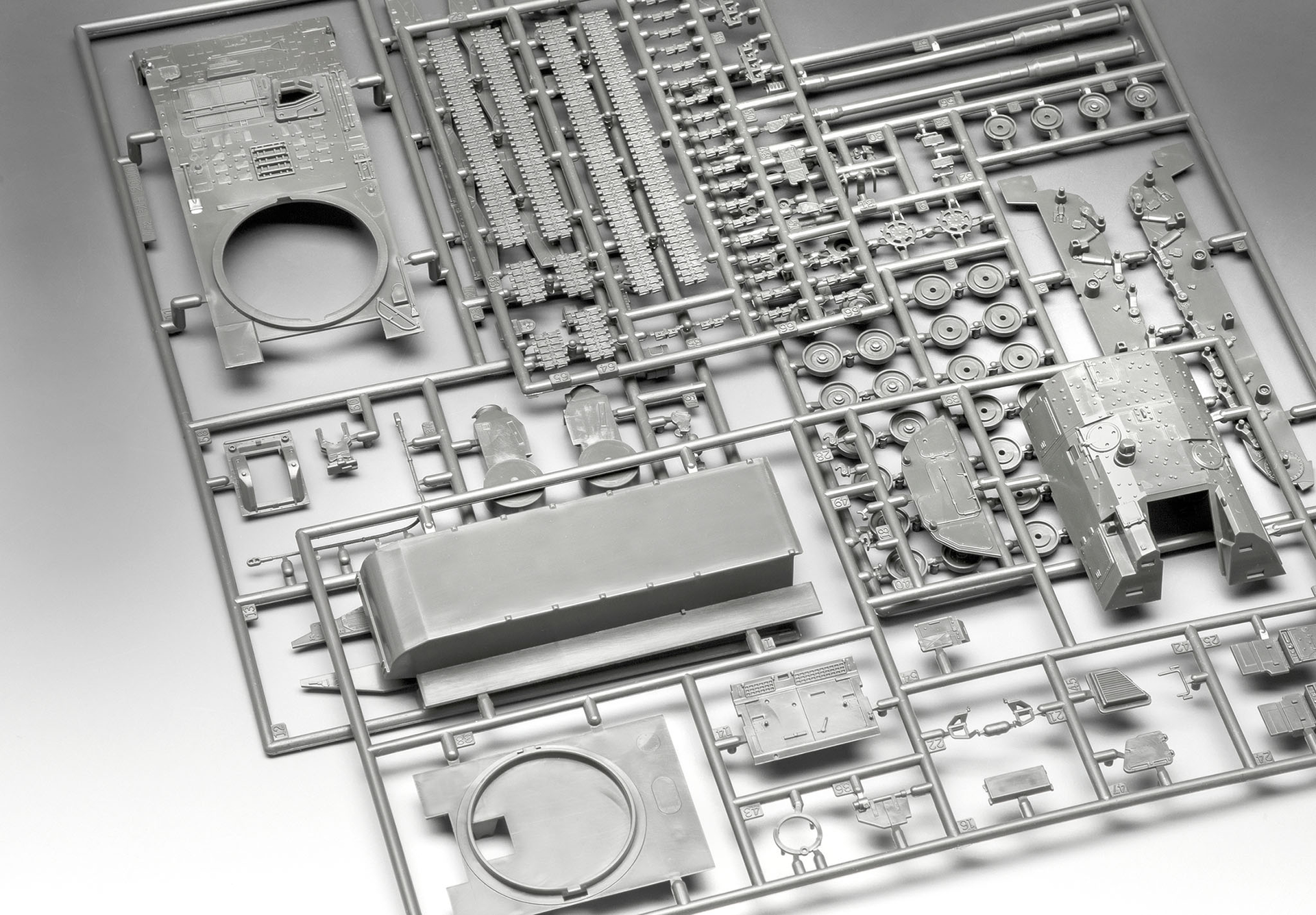 Сборная модель Revell САУ Panzerhaubitze 2000 масштаб 1:72, 130 деталей (RVL-03347) - фото 7