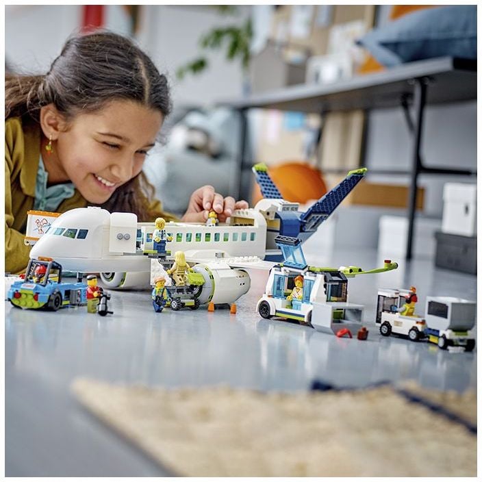 Конструктор LEGO City Пасажирський літакт, 913 деталей (60367) - фото 10