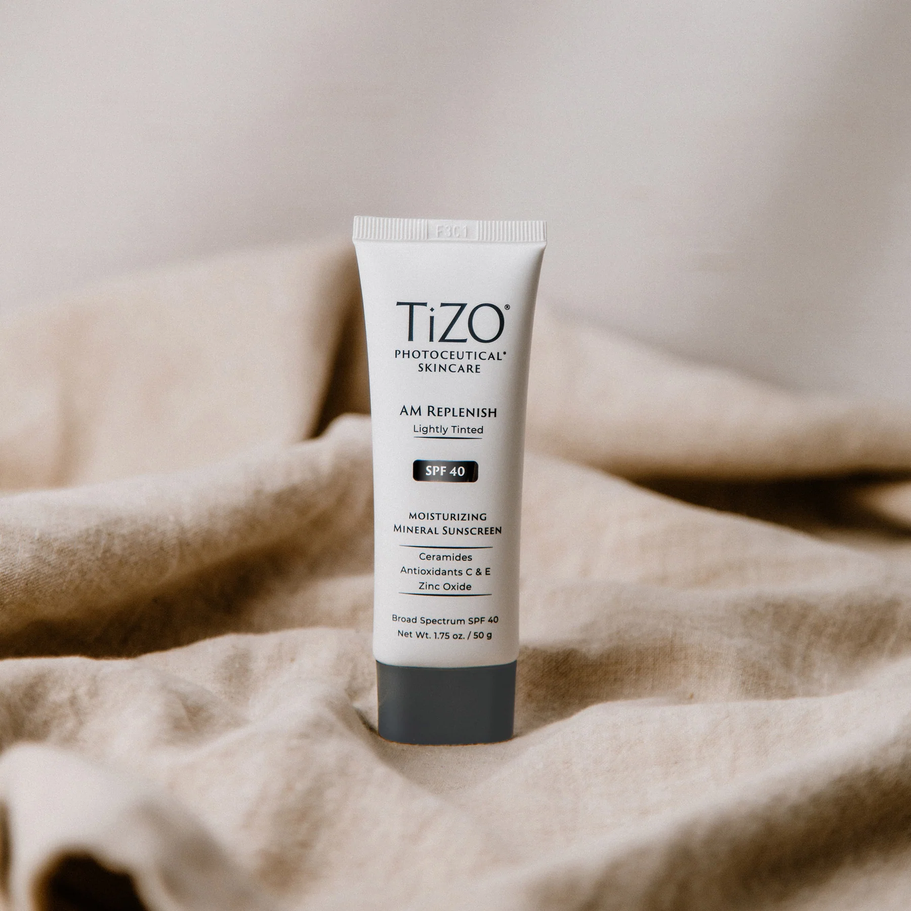 Денний крем з легким відтінком TiZO Photoceutical Skincare AM Replenish Lightly Tinted SPF 40, 50 г - фото 4