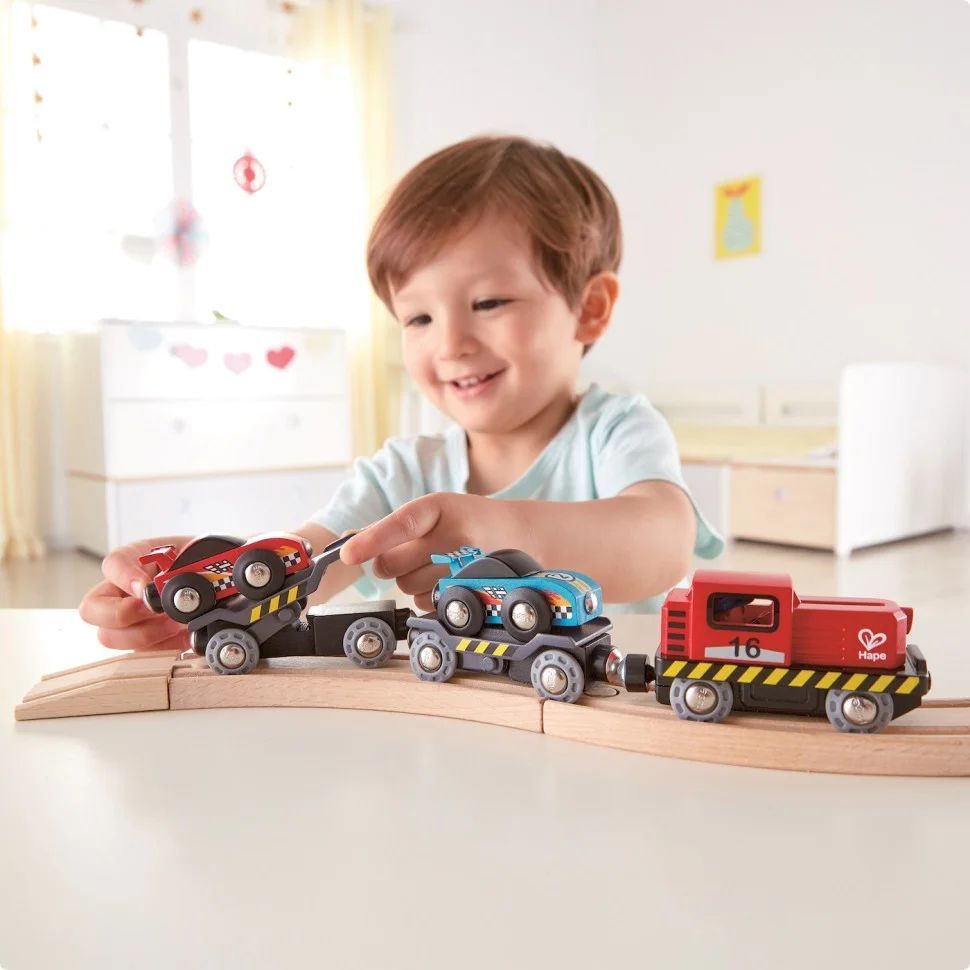 Набір для іграшкової залізниці Hape Поїзд-транспортер для гоночних автомобілів (E3735) - фото 7