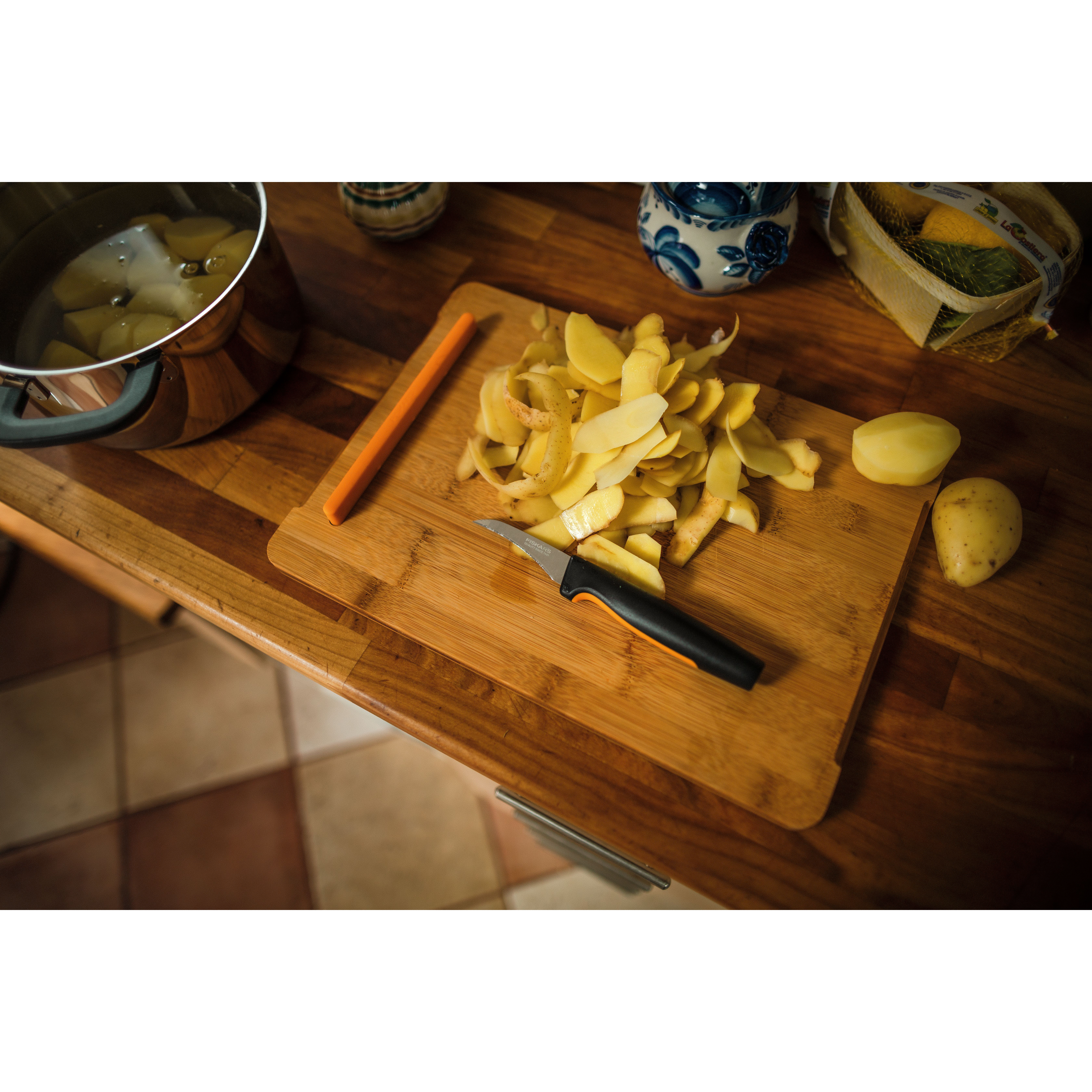 Нож для овощей Fiskars FF изогнутый 8 см (1057545) - фото 4