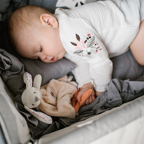 Іграшка-обіймашка BabyOno Веселий кролик з брязкальцем для малюків 25х25 см (2136278047) - фото 5