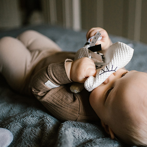 Игрушка-обнимашка BabyOno Котенок с шуршанием для малышей 15х17.5 см (2136278053) - фото 4