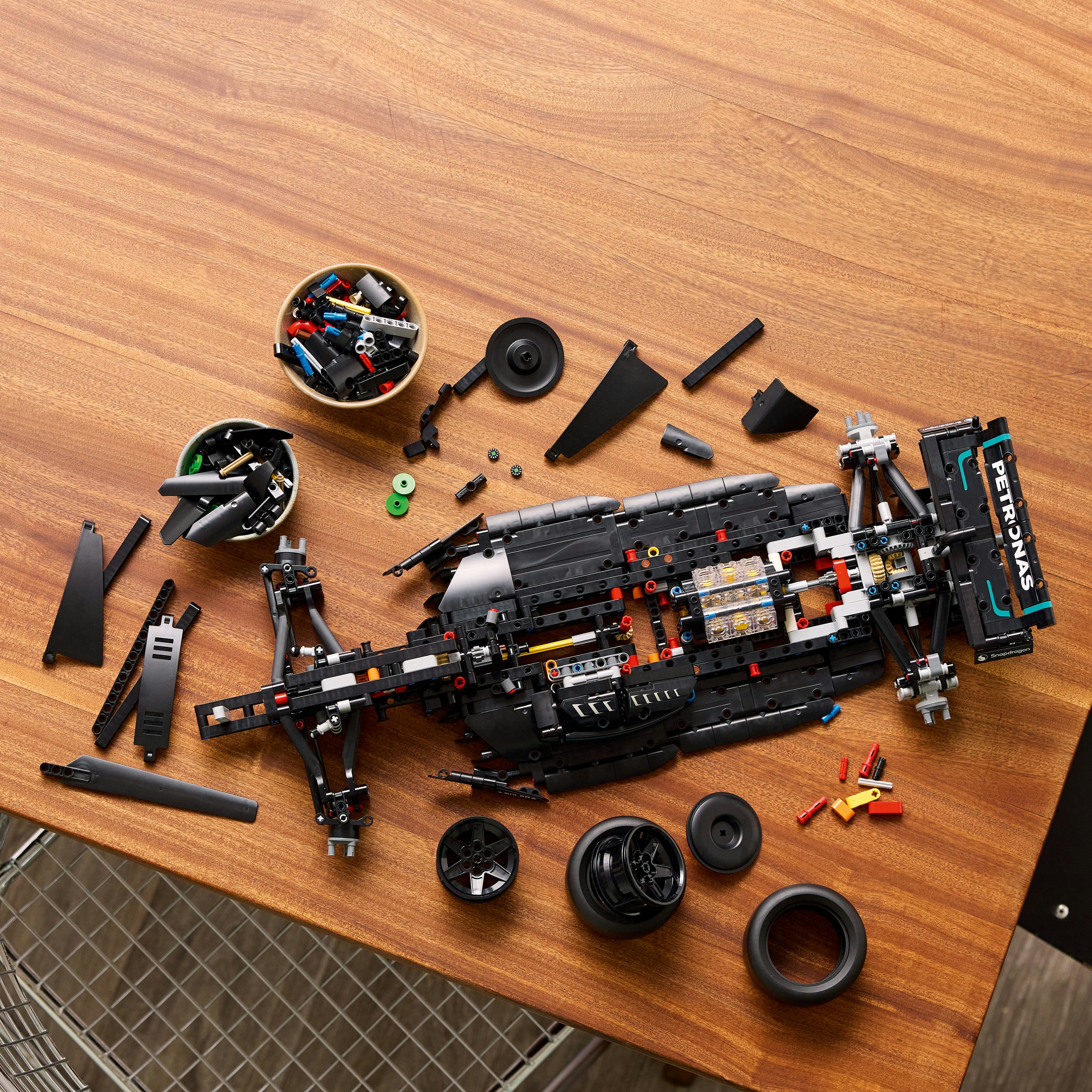 Конструктор LEGO Technic Mercedes-AMG F1 W14 E Performance 1642 детали (42171) - фото 3