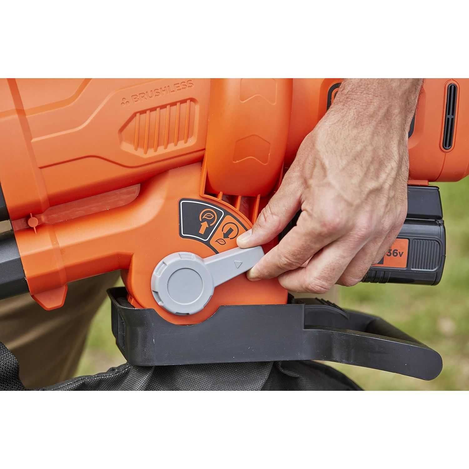 Садовый пылесос Black+Decker аккумуляторный (BCBLV3625L1-QW) - фото 9