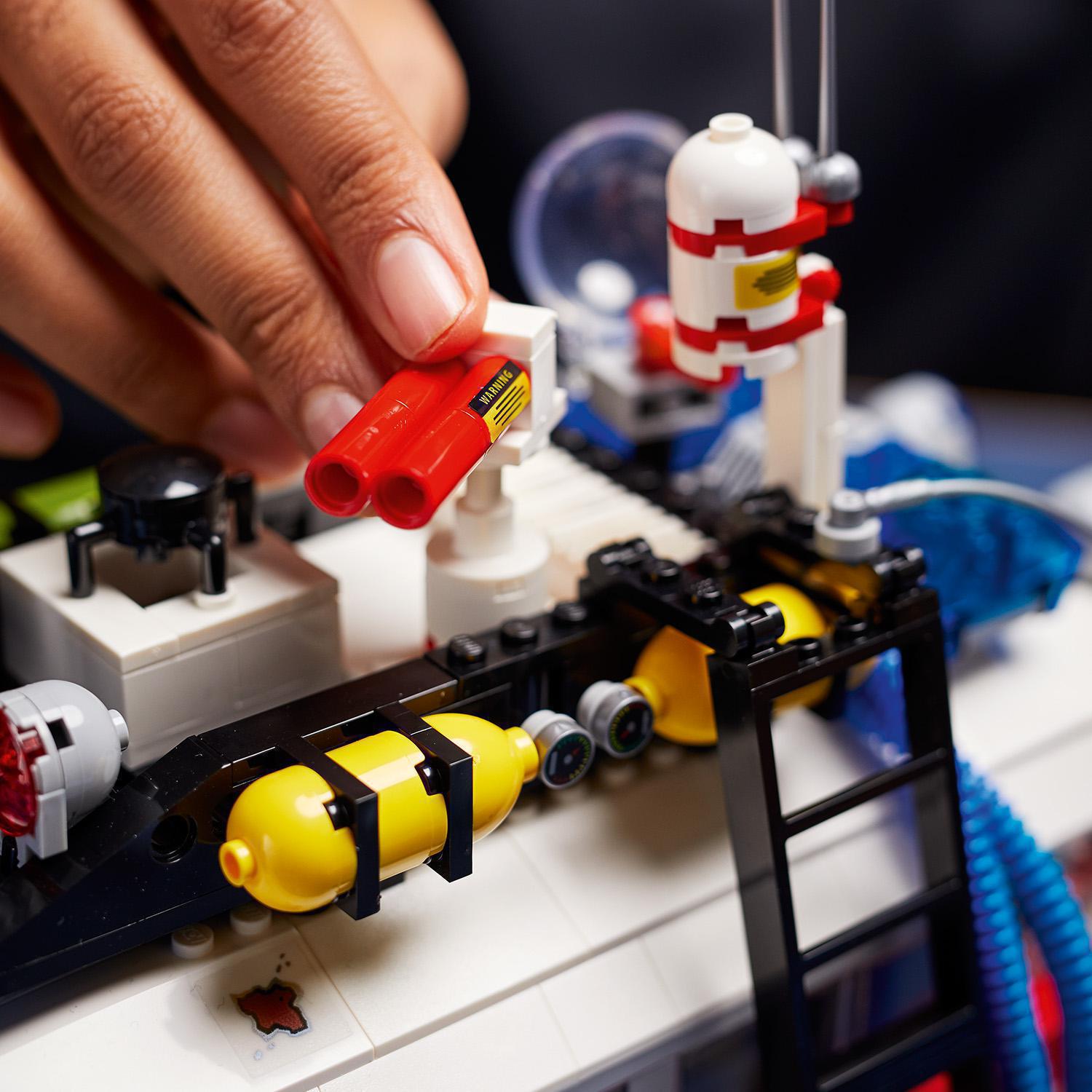 Конструктор LEGO Creator Expert Автомобиль охотников на призраков ECTO-1, 2352 деталей (10274) - фото 8