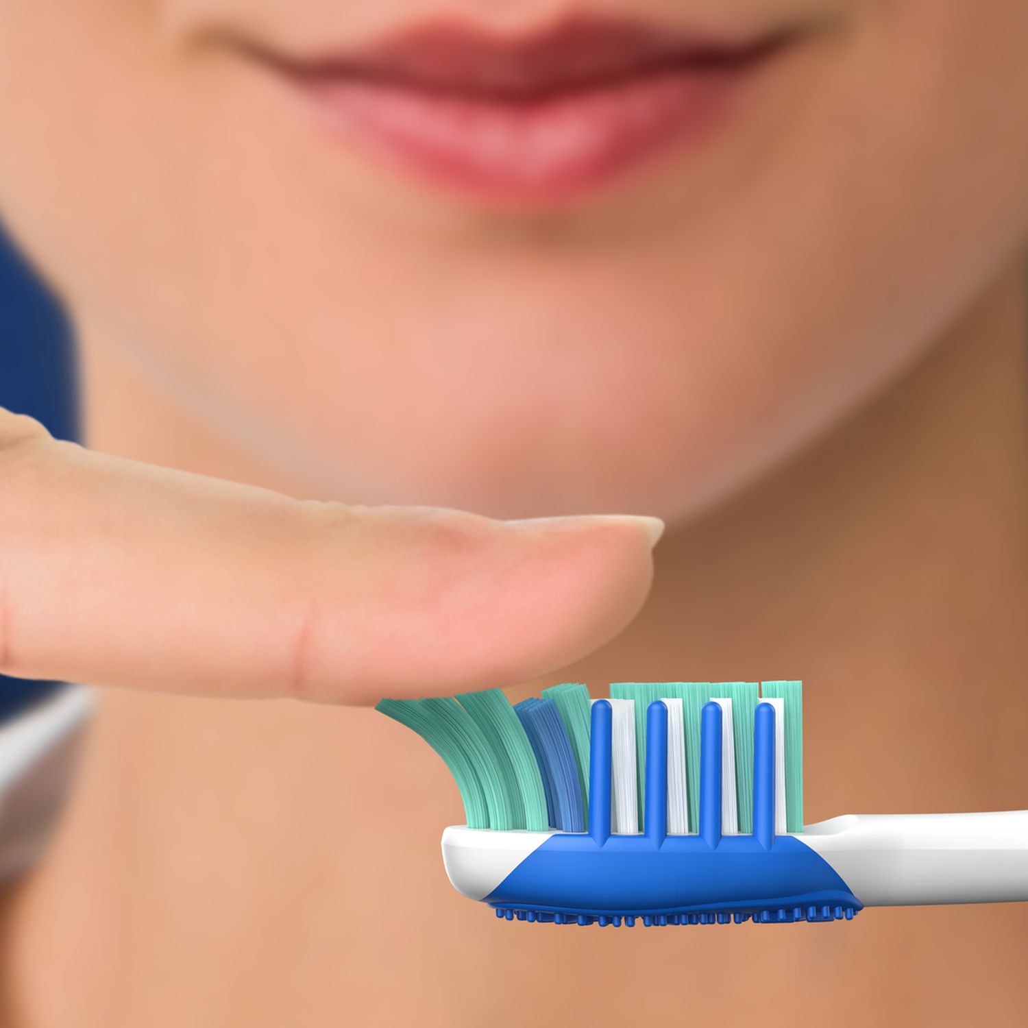 Зубна щітка Oral-B 3D White Fresh середня синій з червоним 2 шт. - фото 3