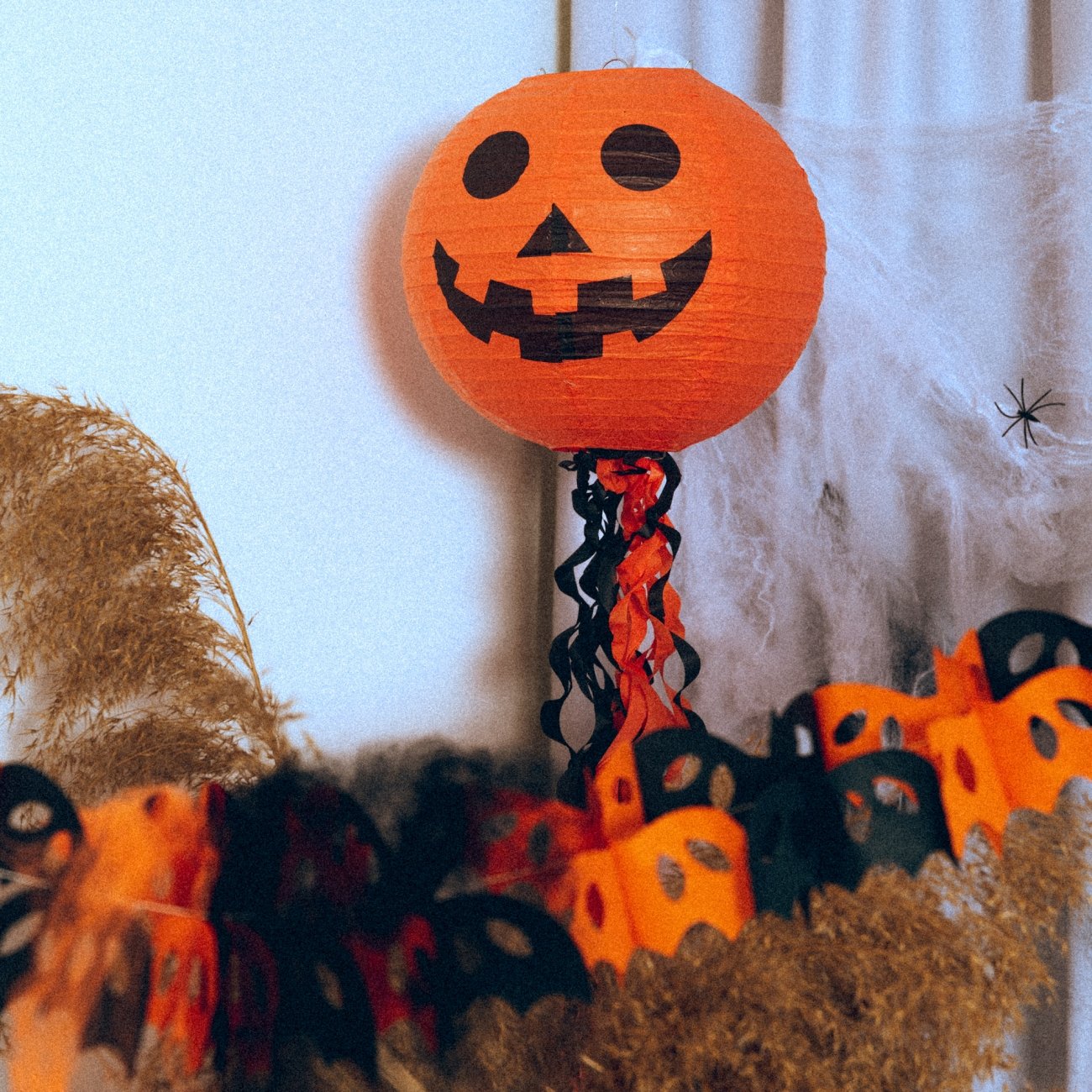 Фонарь бумажный Yes! Fun Halloween Тыква с подвеской-серпантин, 25 см (973647) - фото 3