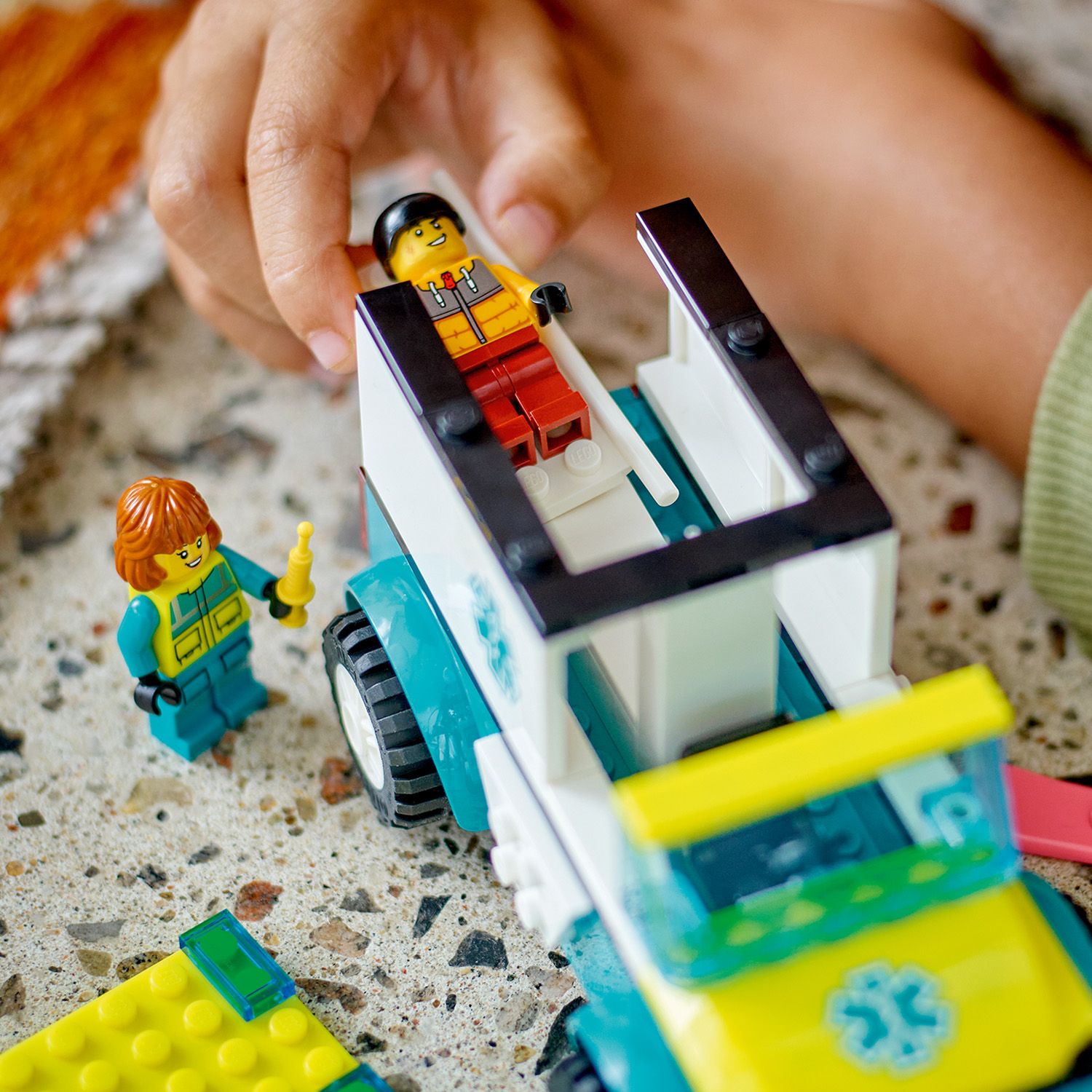 Конструктор LEGO City Карета скорой помощи и сноубордист 79 деталей (60403) - фото 7