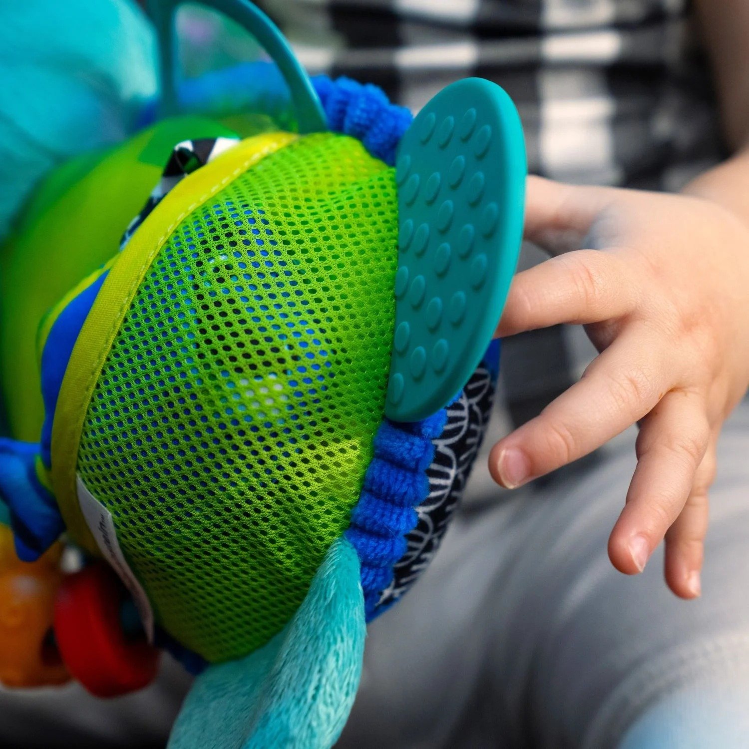 Игрушка-подвеска развивающая Baby Einstein Neptunes Sensory Sidekick Activity Plush Toy (13156) - фото 6