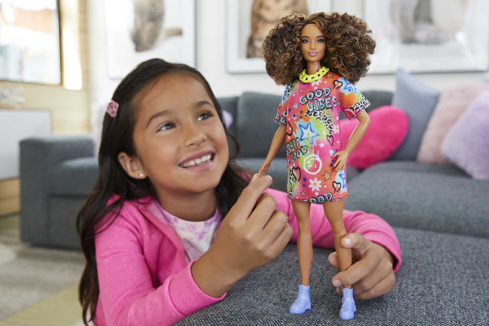 Лялька Barbie Модниця у яскравій сукні-футболці (HJT00) - фото 5