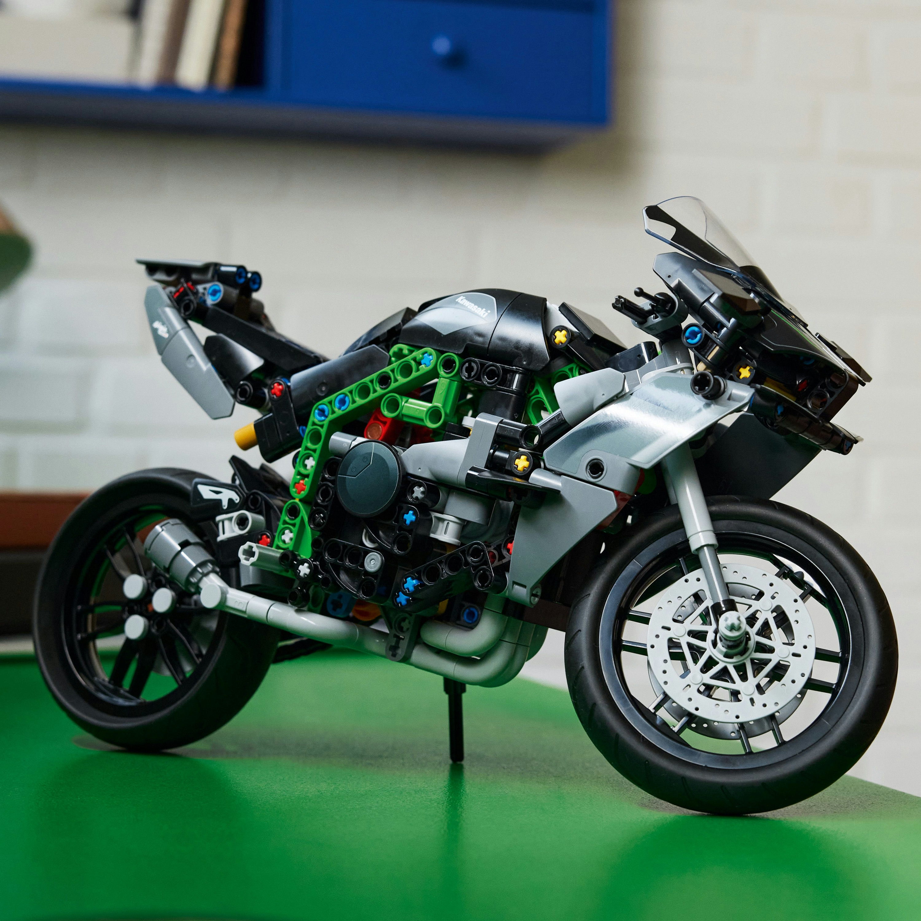 Конструктор LEGO Technic Мотоцикл Kawasaki Ninja H2R 643 деталі (42170) - фото 5