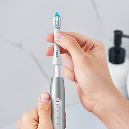 Електрична звукова зубна щітка Oral-B Pulsonic Slim Luxe 4500 + футляр, срібло - фото 4
