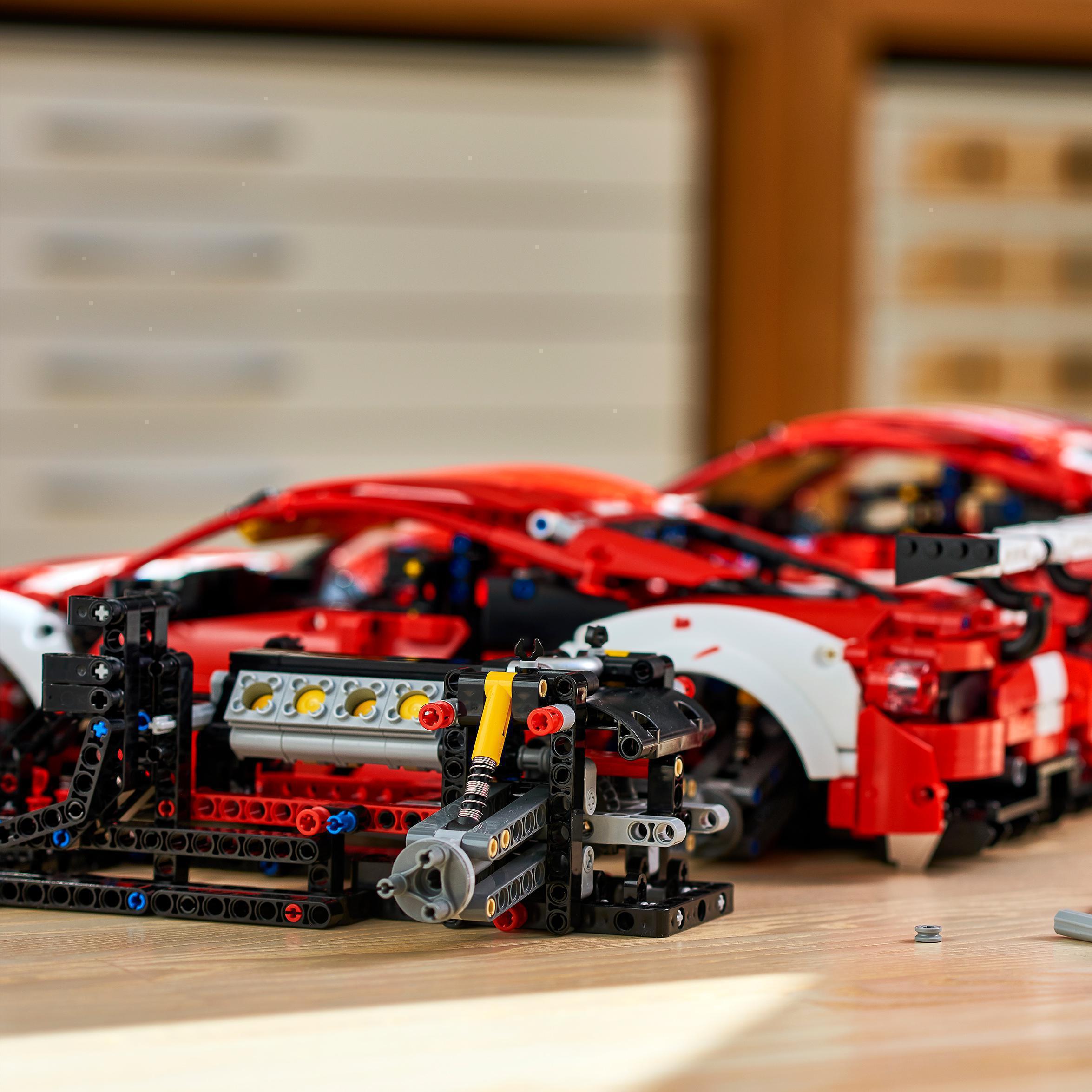 Конструктор LEGO Technic Ferrari 488 GTE AF Corse №51, 1677 деталей (42125) - фото 4